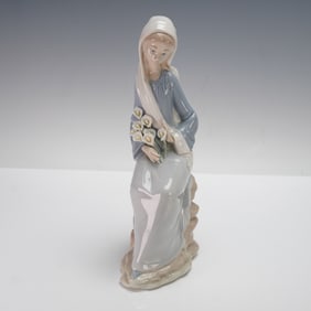 Lladro Porcelain Figurine, Girl with Lilies Sitting 1004972