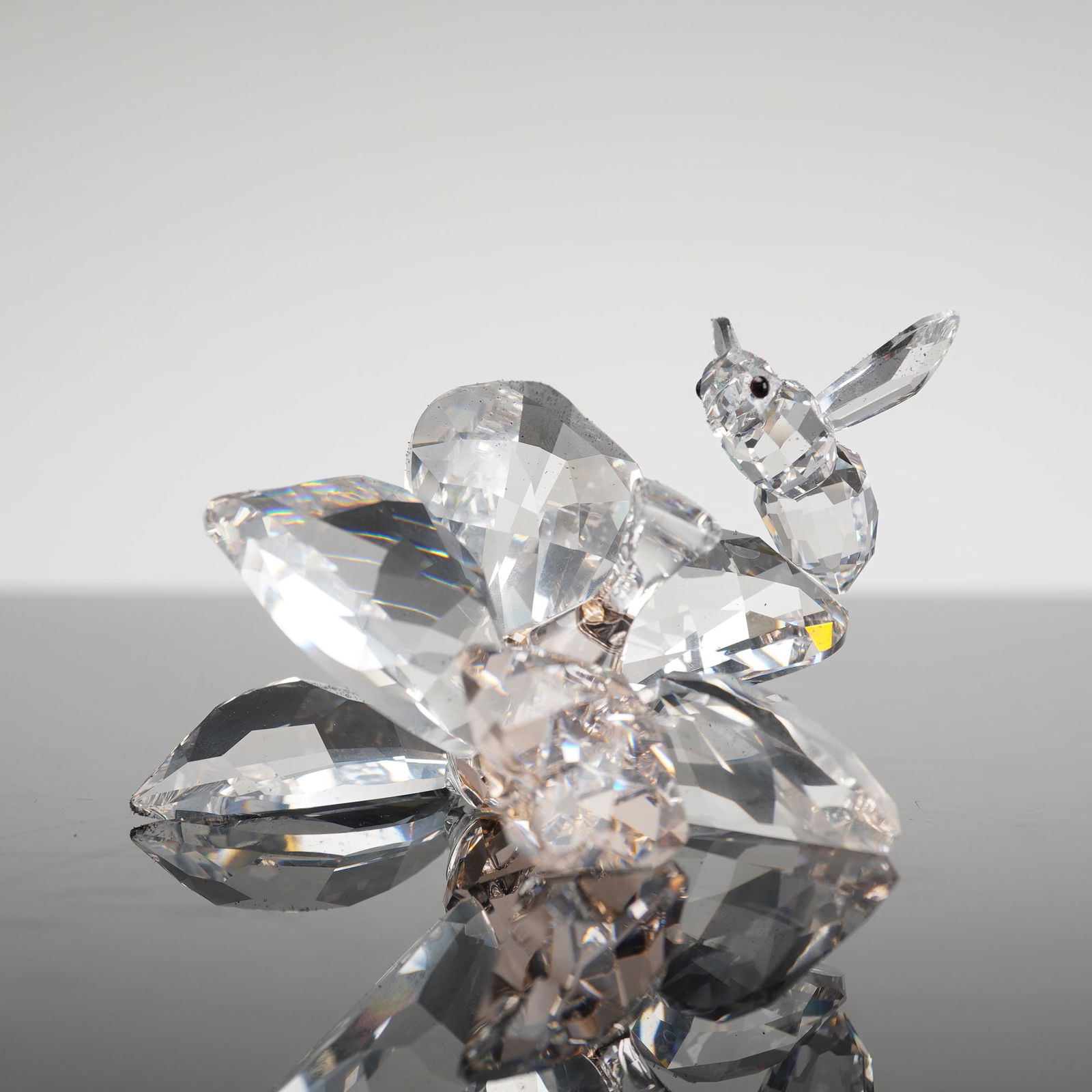 Swarovski SCS Jubilee 2007 Collector Bee on Flower Figurine: A three-piece collection consisting of the Swarovski Crystal Society (SCS) Jubilee Edition 2007 figurine, The Collector, designed by Anton Hirzinger, along with its original presentation box and Certi