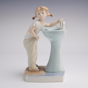 Lladro Porcelain Figurine, Clean Up Time 1004838