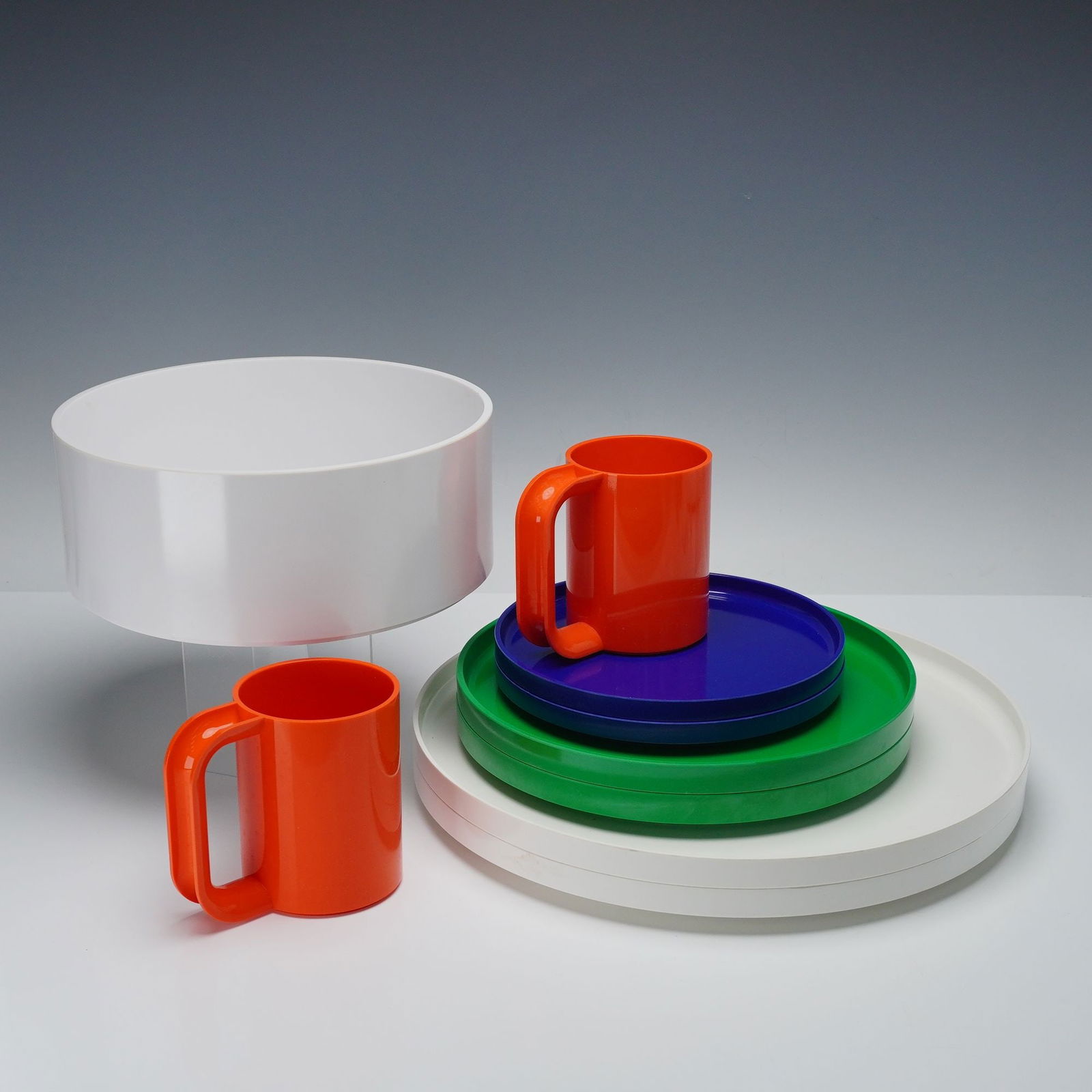 9pc Heller by Massimo Vignelli & Peter Pan Dinnerware: Modernist dinnerware showcasing the clean, minimalist aesthetic that defined mid-century plastic design. The collection includes a large white serving bowl, two white serving trays, two green plates,