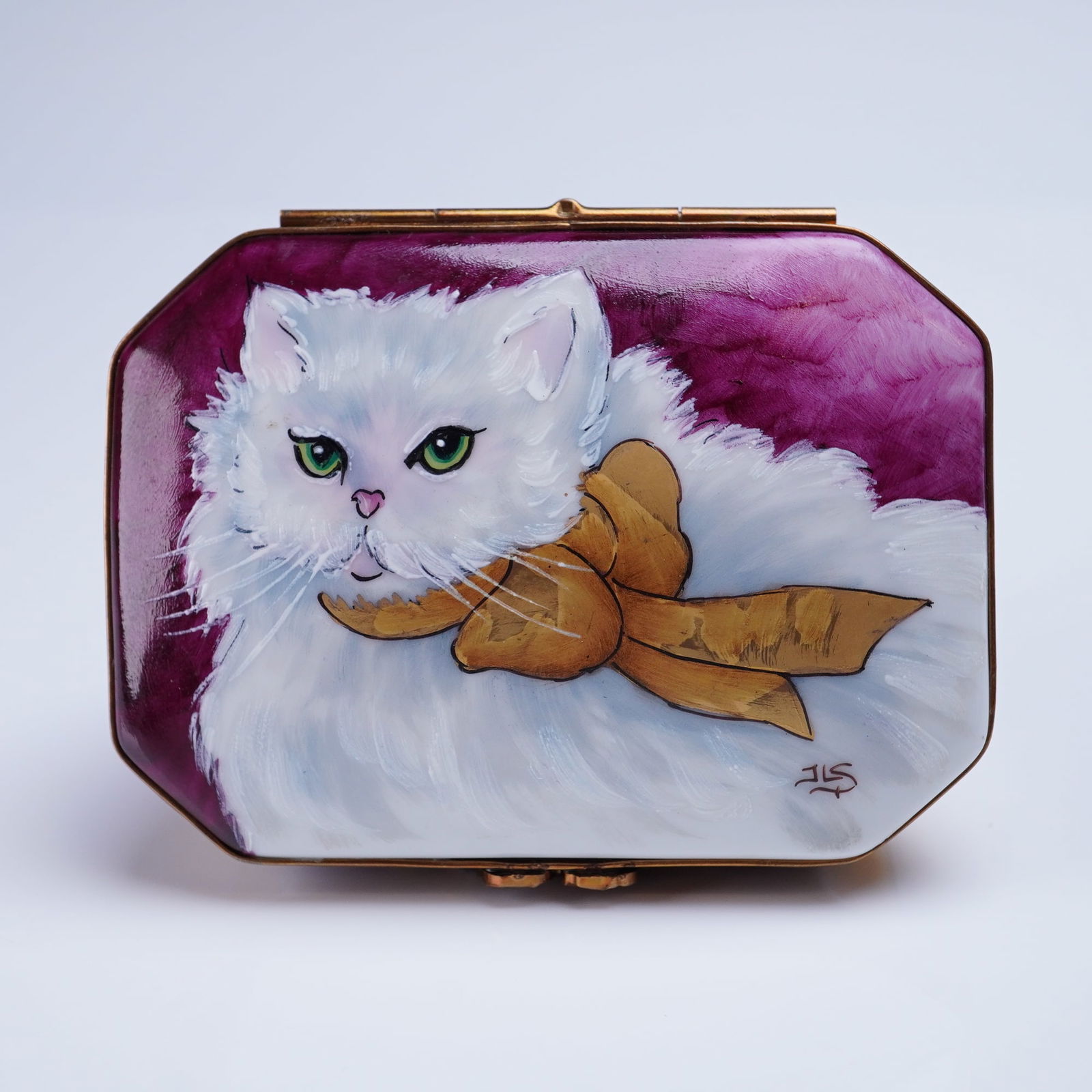 Rochard Limoges White Persian Cat Trinket Box: A limited edition porcelain trinket box from the Rochard Studio Collection, Limoges France. The box is hand painted and features a rich magenta glaze on the sides, accented by gilt borders. It is fitt