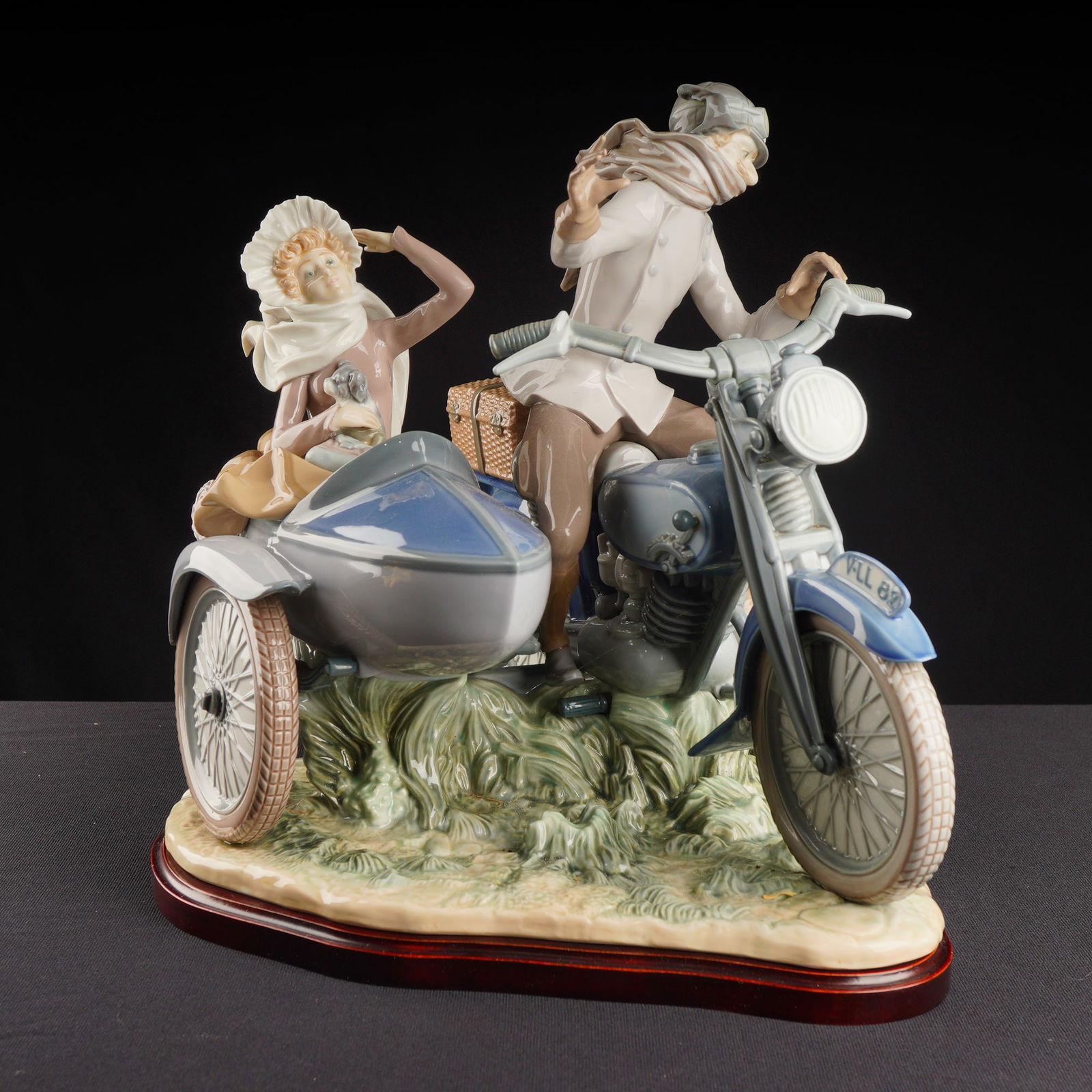 Lladro Porcelain Sculpture Old Fashioned Motorist 01005161 with Base (1 of 4)