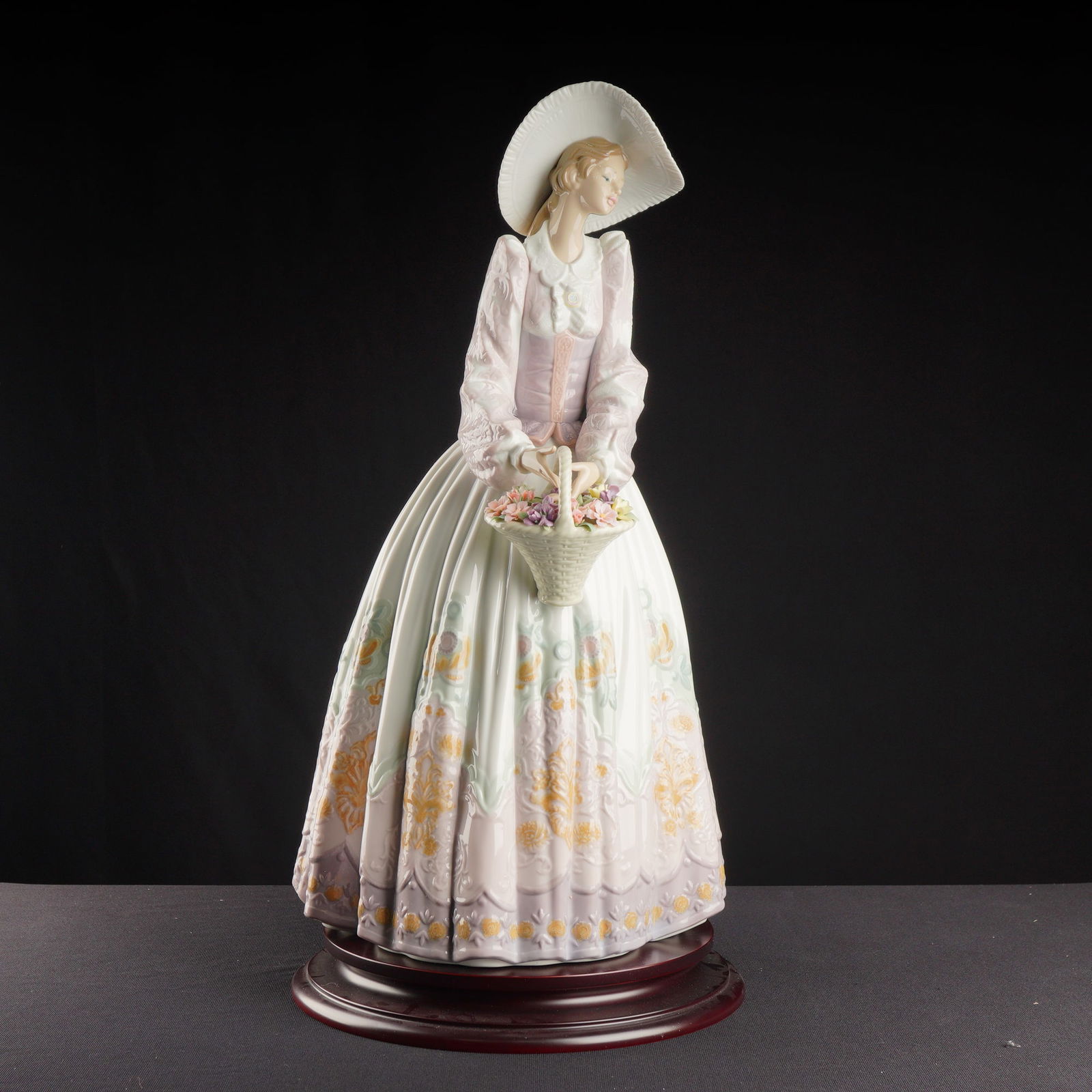 Lladro Porcelain Sculpture Spring Courtship 01001818 with Base (1 of 7)