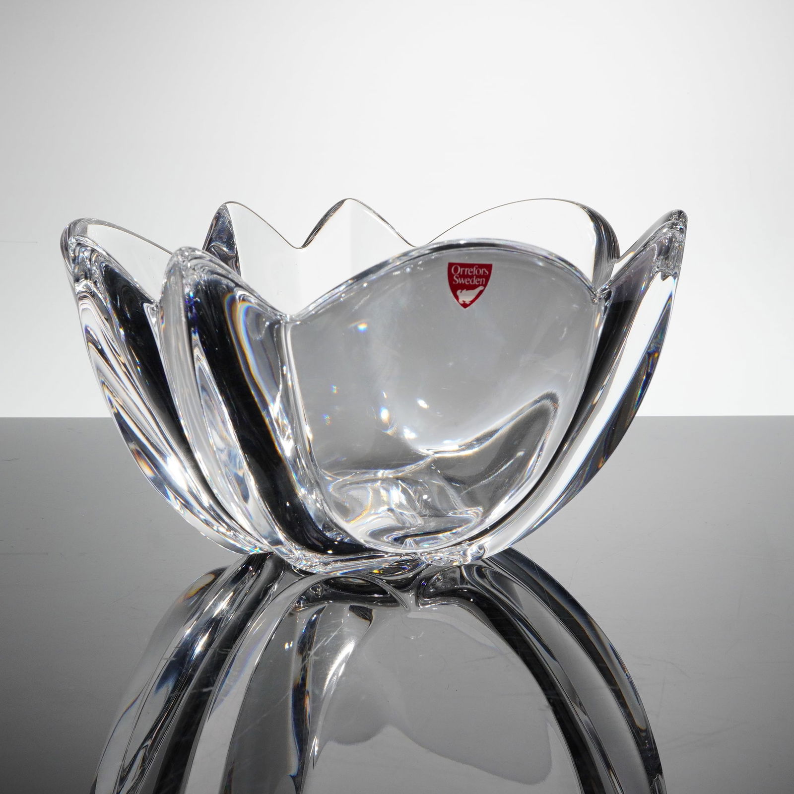 Orrefors Belle Tulip Crystal Bowl Designed by Jan Johansson: A single heavy clear crystal bowl of the Modernist Art Glass style, known as the Belle Tulip patern, often atributed to designer Jan Johansson. The Orrefors Crystal bowl features a highly sculptural
