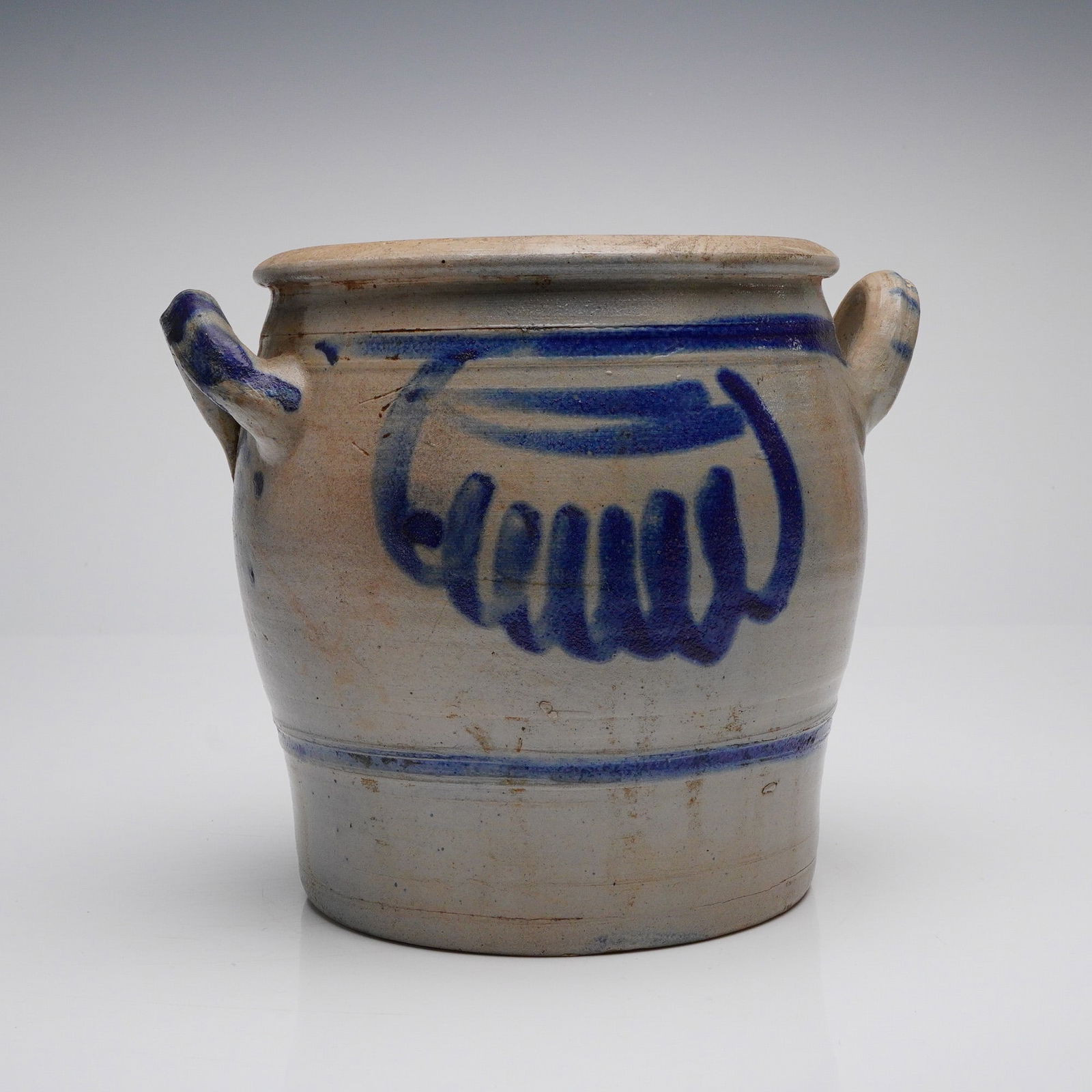 19th Century American Salt-Glazed Stoneware Crock with Cobalt Decoration: A 19th-century American stoneware storage vessel, often referred to as a crock or salt-glazed earthenware pot. The vessel is constructed from gray-tan stoneware clay and finished with a