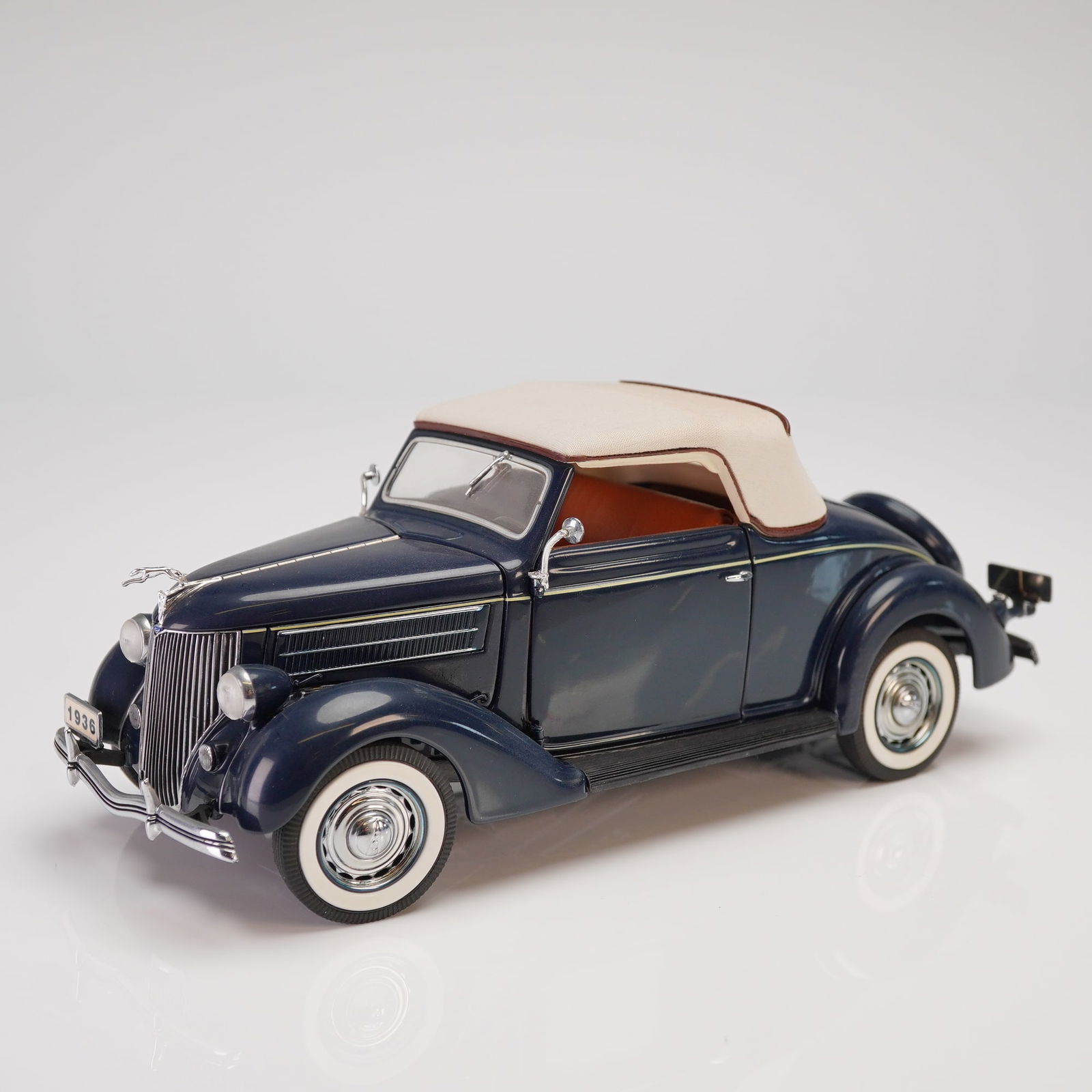 Danbury Mint 1936 Ford Deluxe Cabriolet Convertible 1:24 (1 of 4)
