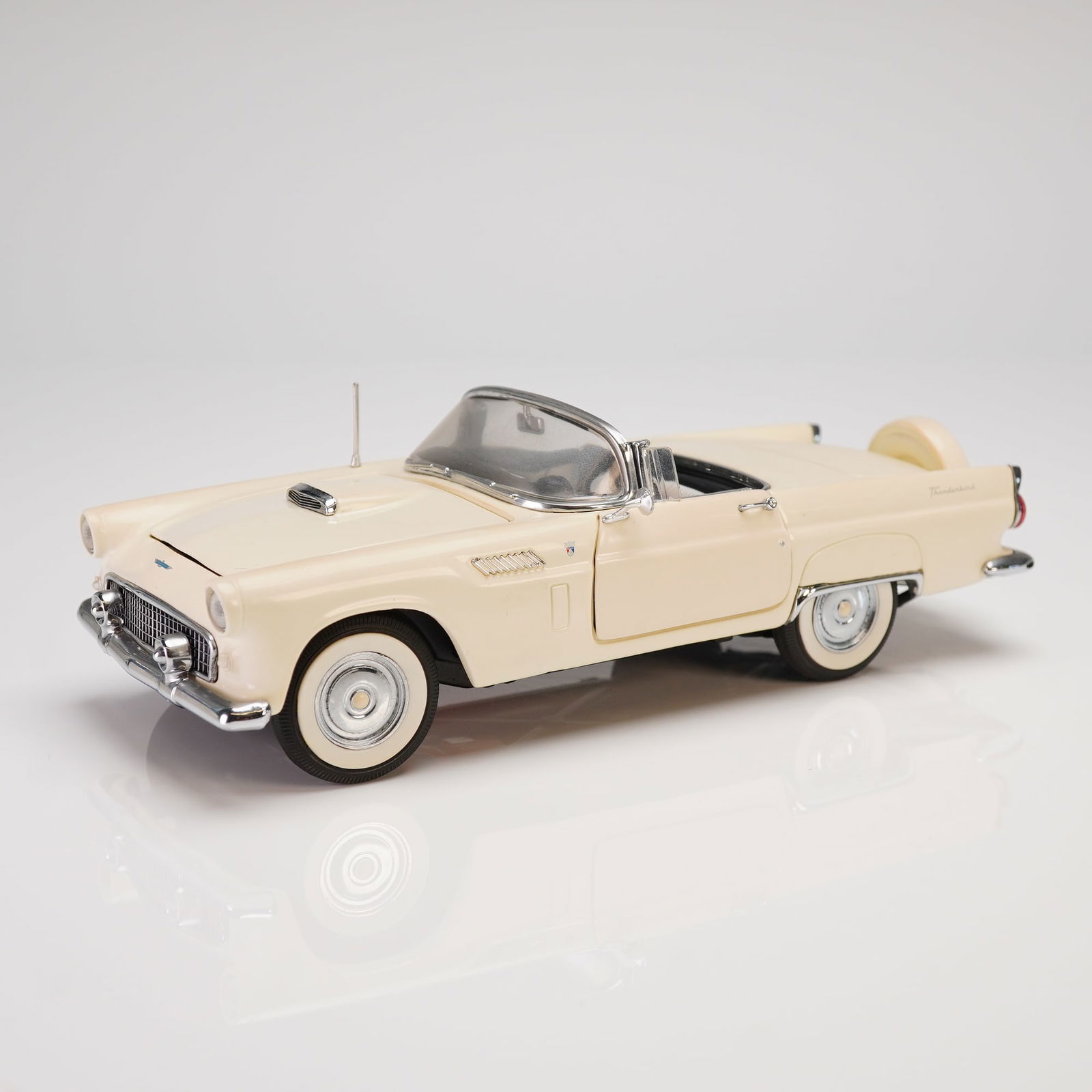 Danbury Mint 1956 Ford Thunderbird Convertible Diecast Model 1:24 Scale (1 of 4)