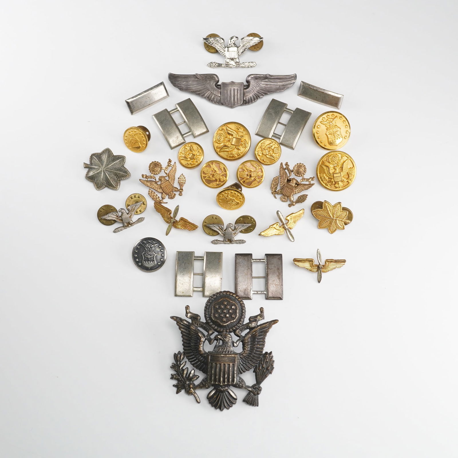Coll. of 28 Vintage U.S. Military Officer Insignia, Pins, & Buttons: A miscellaneous collection of 28 vintage U.S. Army Air Forces (AAF) and early U.S. Air Force (USAF) officer uniform accoutrements. This grouping includes various rank insignia, specialty pins, and