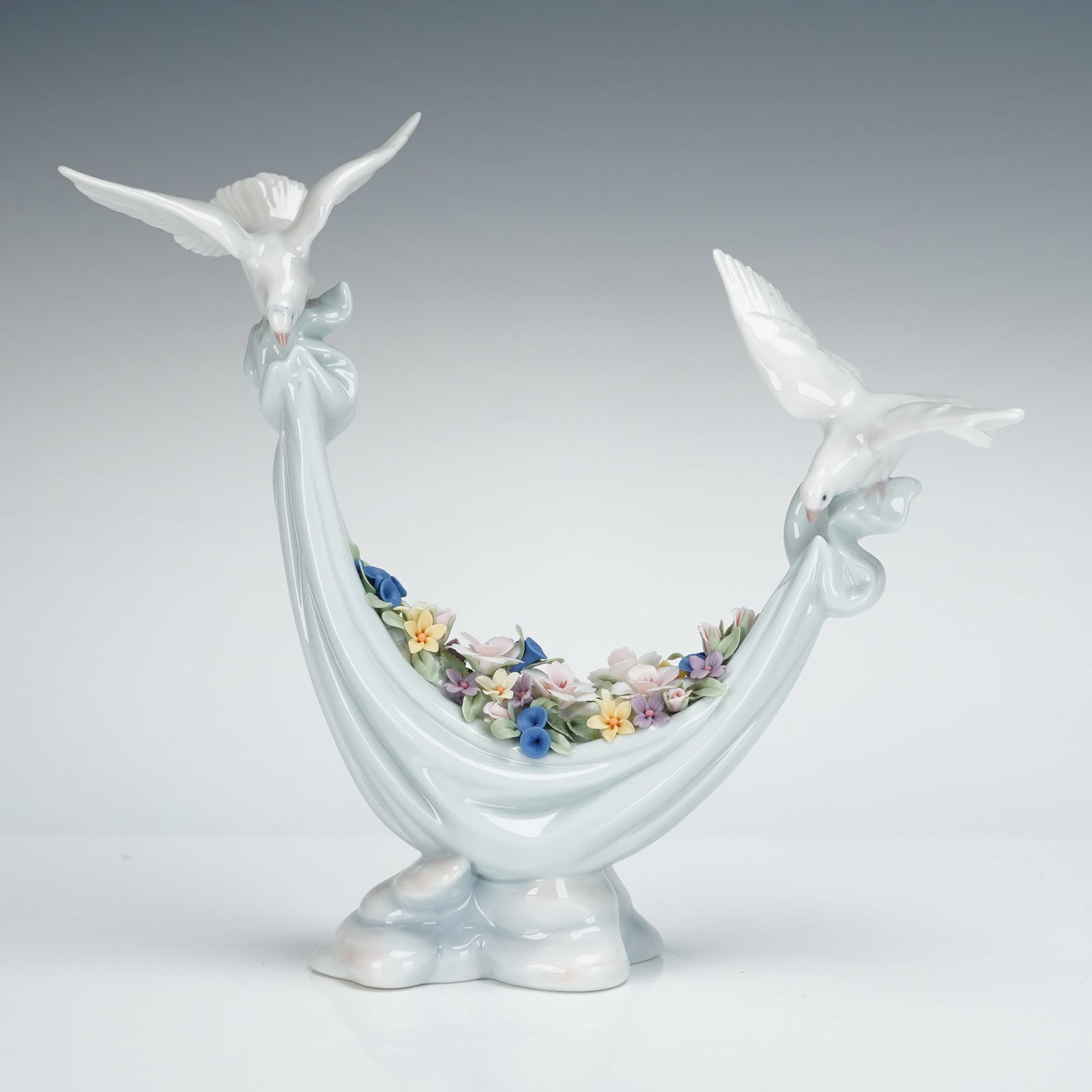 Lladro Porcelain Figurine Petals of Peace 01006579 (1 of 5)