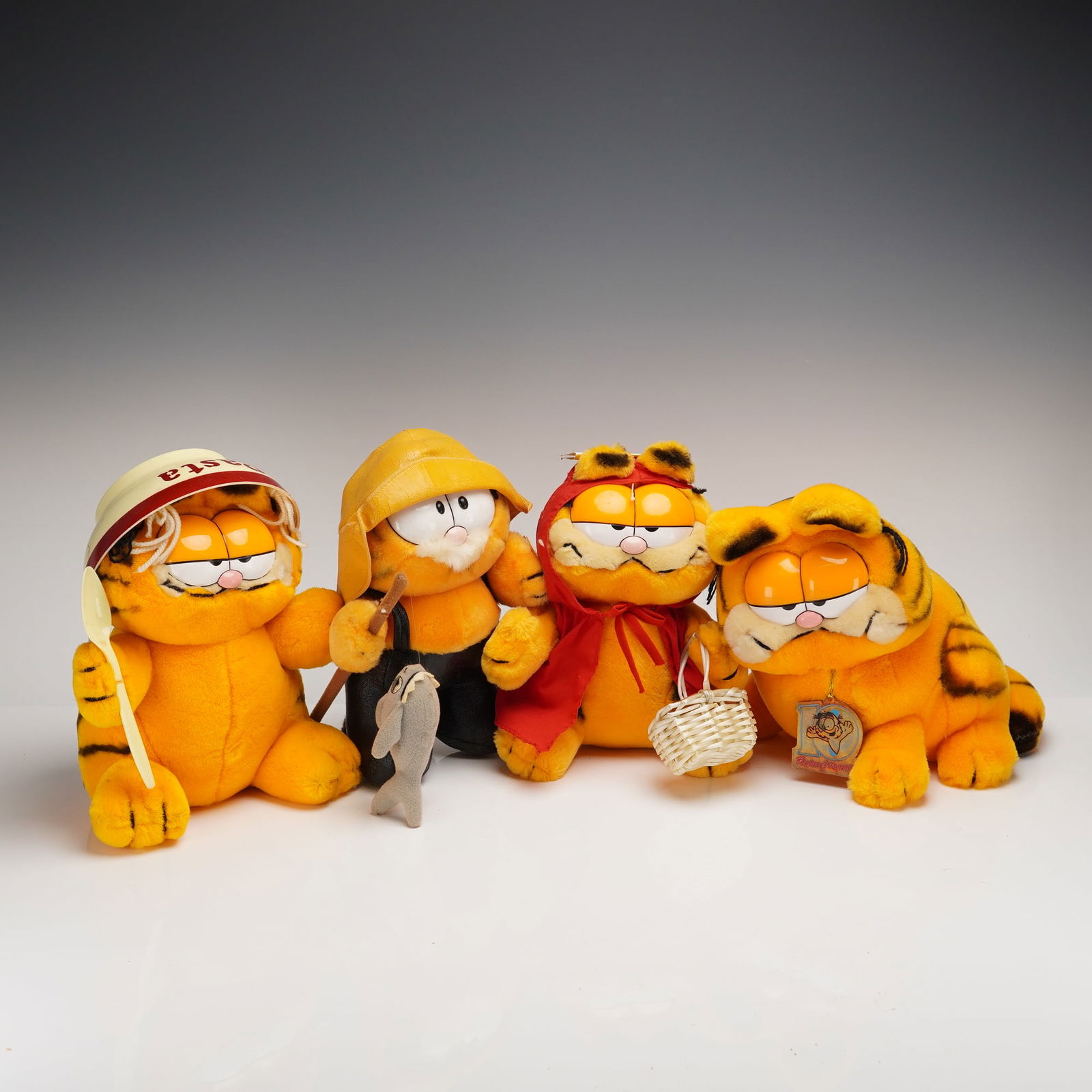 Collection of 4 Vintage R. Dakin & Company Garfield Plush Toys (1 of 5)