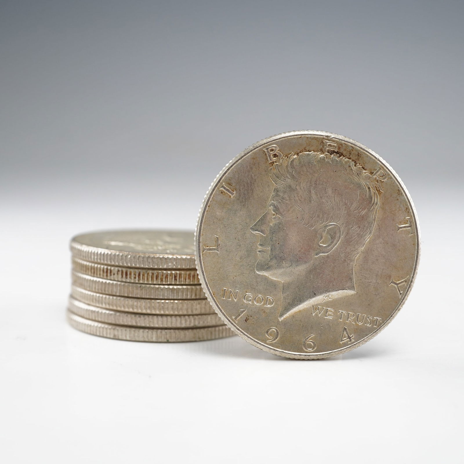 7pc US Kennedy Half Dollars, 1964: Seven U.S. Kennedy half dollars, all dated 1964. Obverse: President John F. Kennedy. Reverse: Presidential seal. First year of issue. Weight for all 7 coins. Dimensions: 1.19" dia.