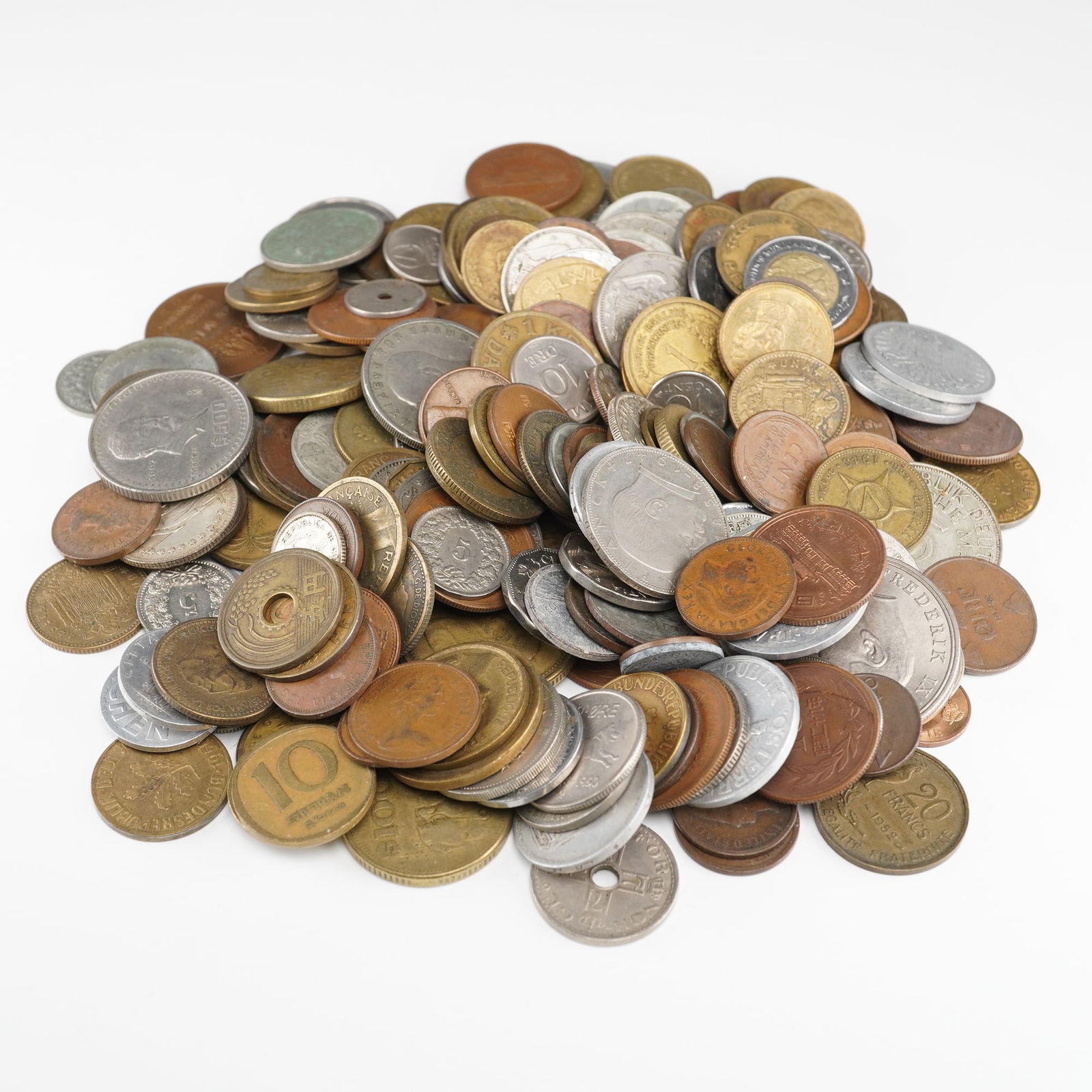 Lot of Misc. World Circulating Coins, Mixed Dates & Metals: A large accumulation of world coins from various issuers (Canada, France, Greece, Espa?a). Denominations include 1, 10, 20 Francs, 5 Cents, 500, etc. Mixed metals: copper, bronze, brass, cupro'nickel,