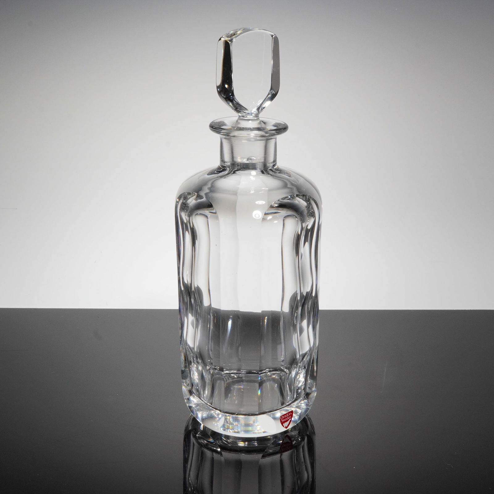 Orrefors Crystal Decanter with Stopper by Sven Palmquist: A heavy clear crystal decanter with its matching stopper, atributed to the Swedish glassmaker Orrefors and designed by Sven Palmquist. This piece is consistent with the Scandinavian Modern style, like