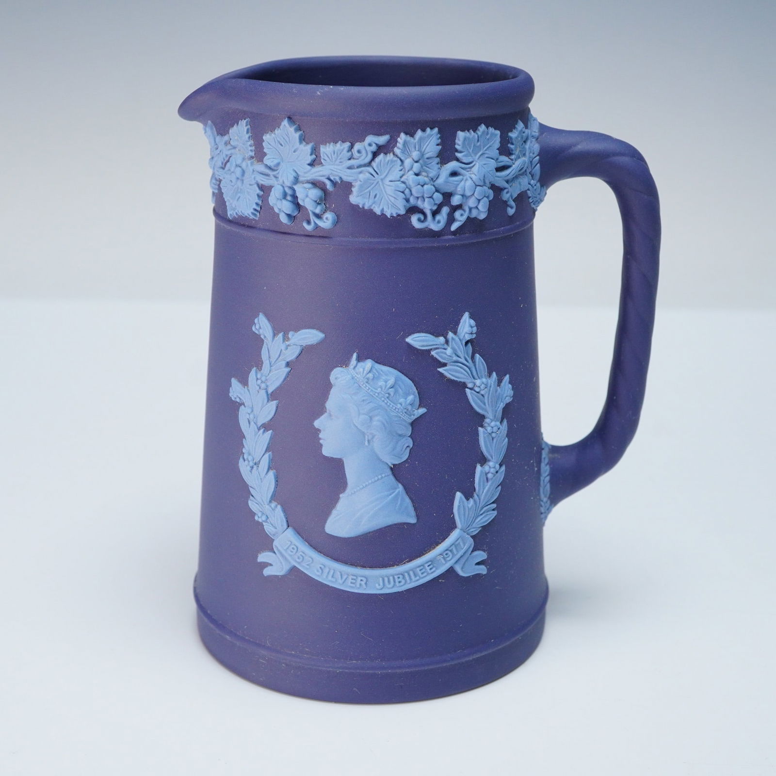 Wedgwood Blue Jasperware Queen Elizabeth II Commemorative Jug (1 of 4)