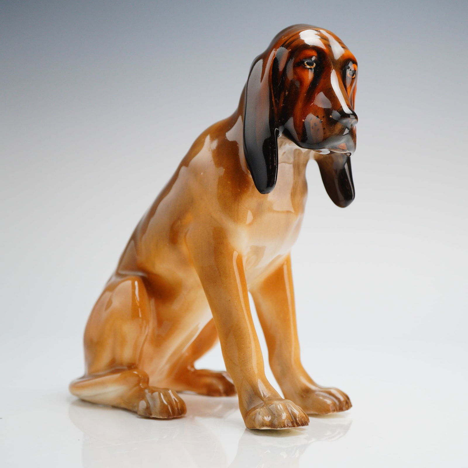Royal Doulton Bloodhound Seated Figurine HN176 (1 of 4)