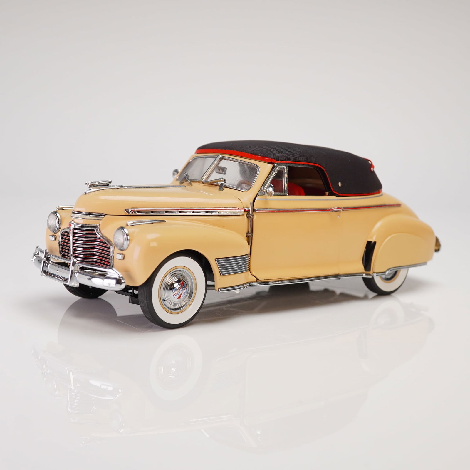 Danbury Mint 1941 Chevrolet Special DeLuxe Convertible 1:24 (1 of 4)