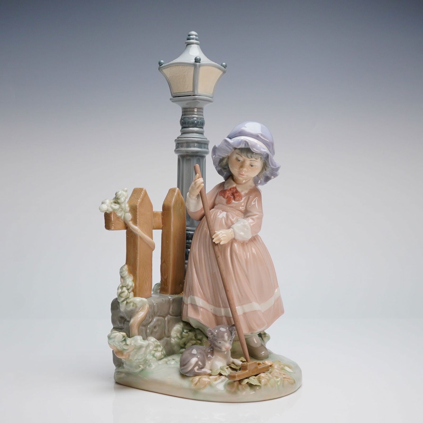 Lladro Fall Clean Up Figurine 5286 (1 of 5)