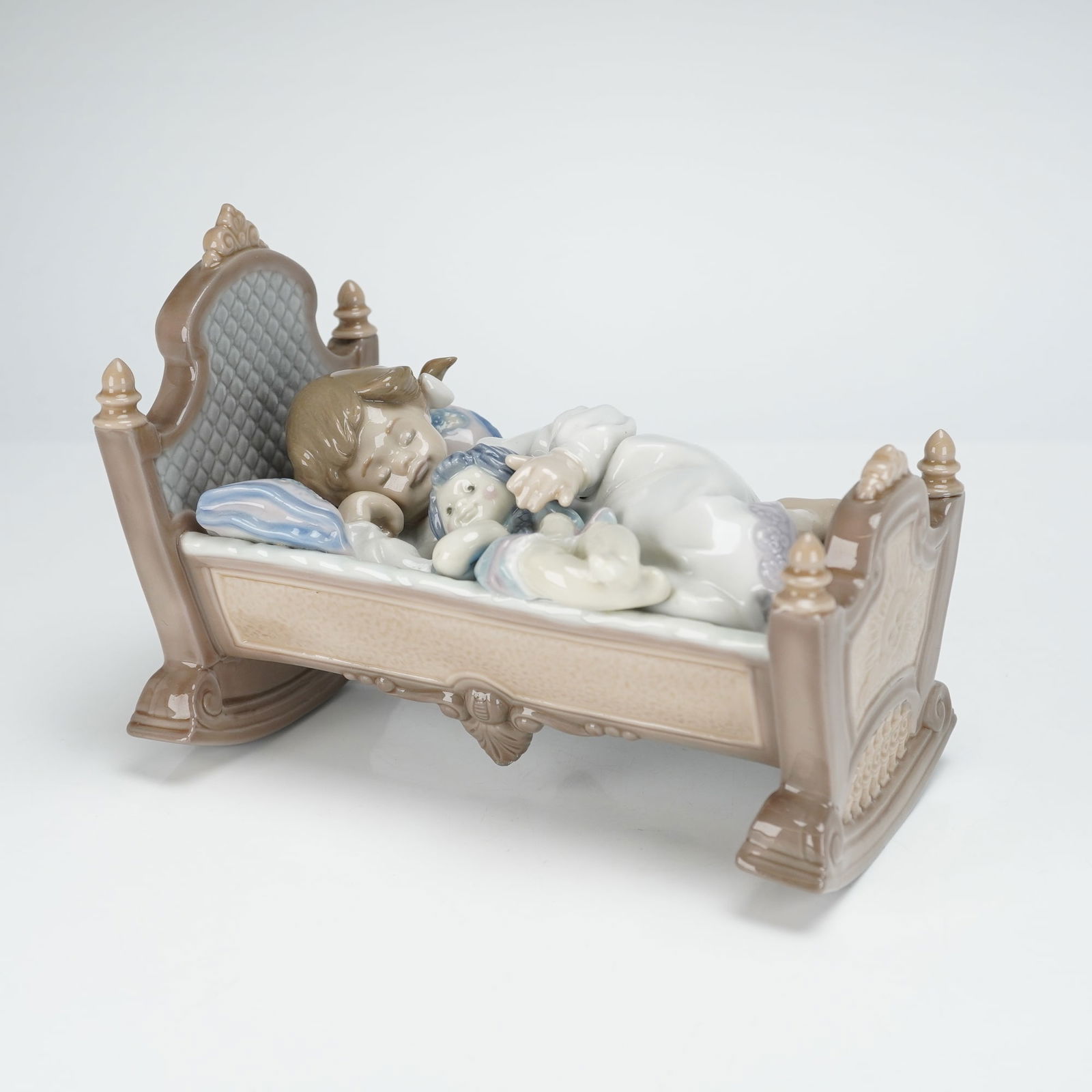 Lladro Porcelain Figurine Rock A Bye Baby 01005717 (1 of 4)