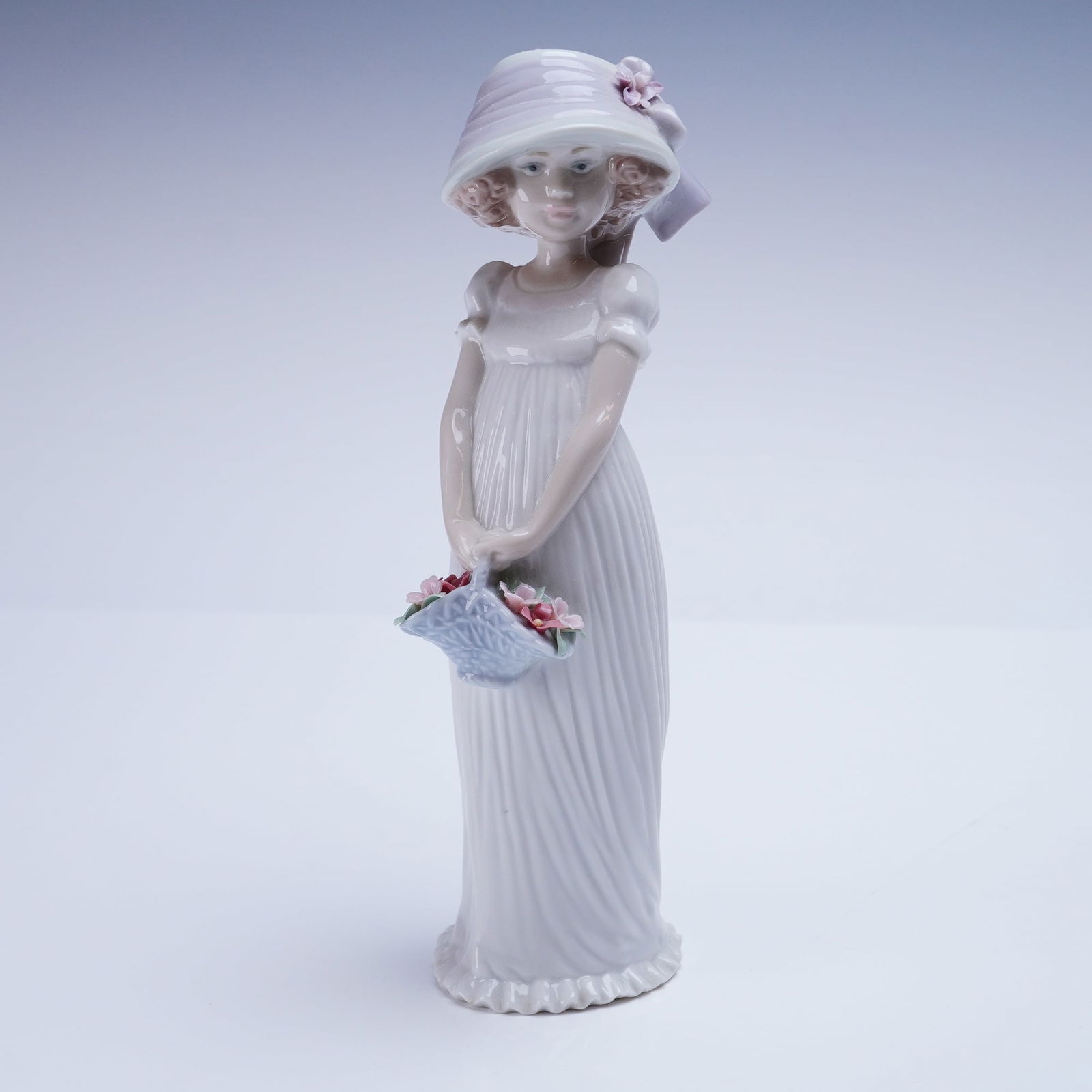 Lladro Porcelain Figurine, Little Lady 1008022 (1 of 4)