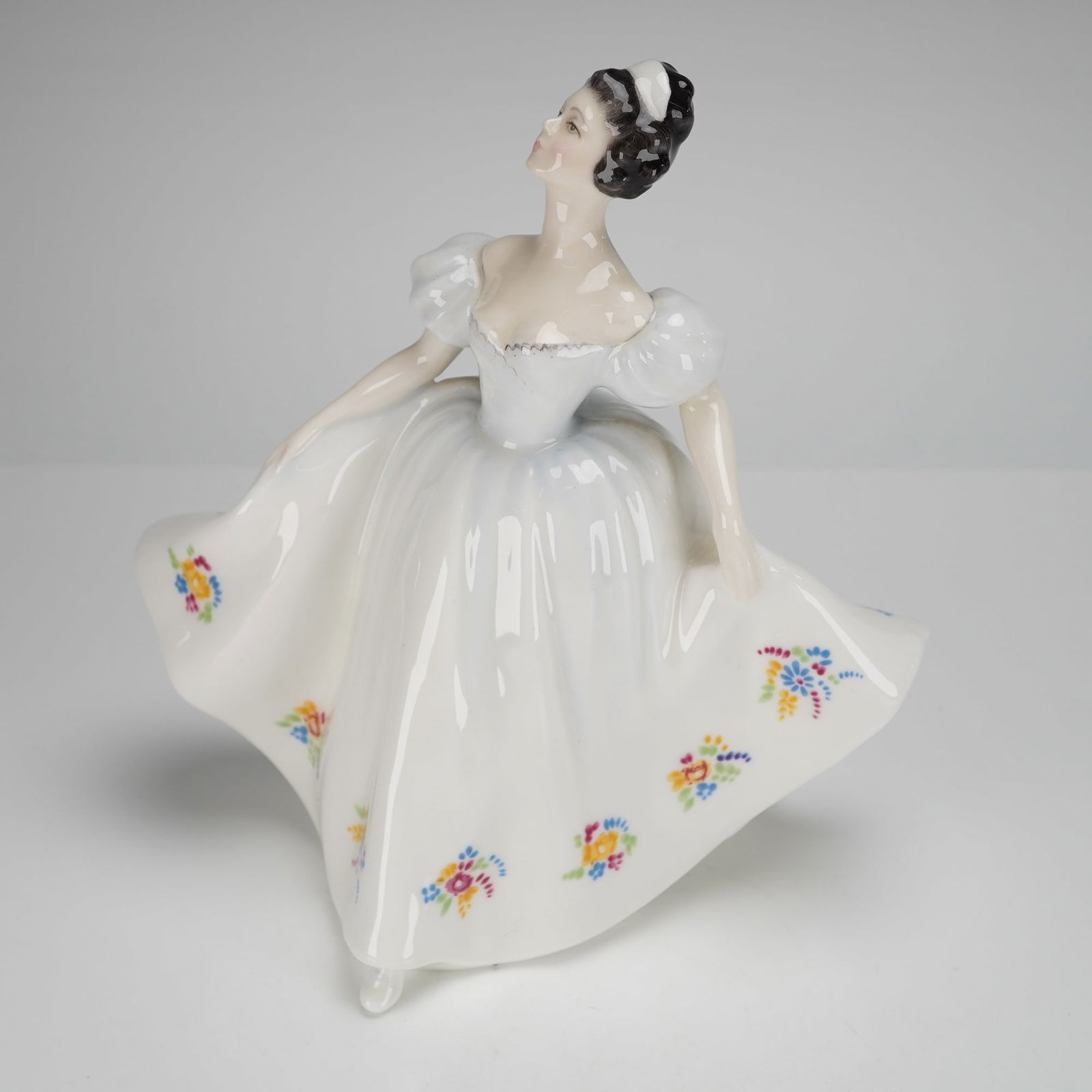 Royal Doulton Figurine Kate HN 2789 (1 of 3)