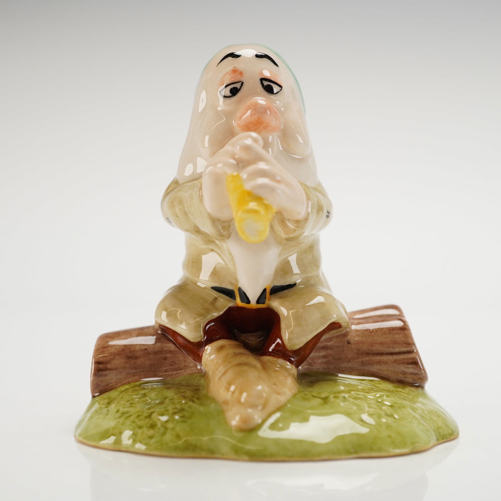 Royal Doulton Disney Classic Snow White Sleepy SW15 Figurine (1 of 4)