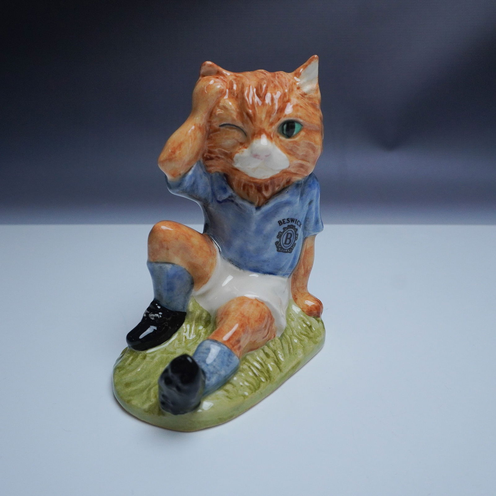 Beswick Footballing Felines Collection Mee-Ouch Figurine (1 of 6)
