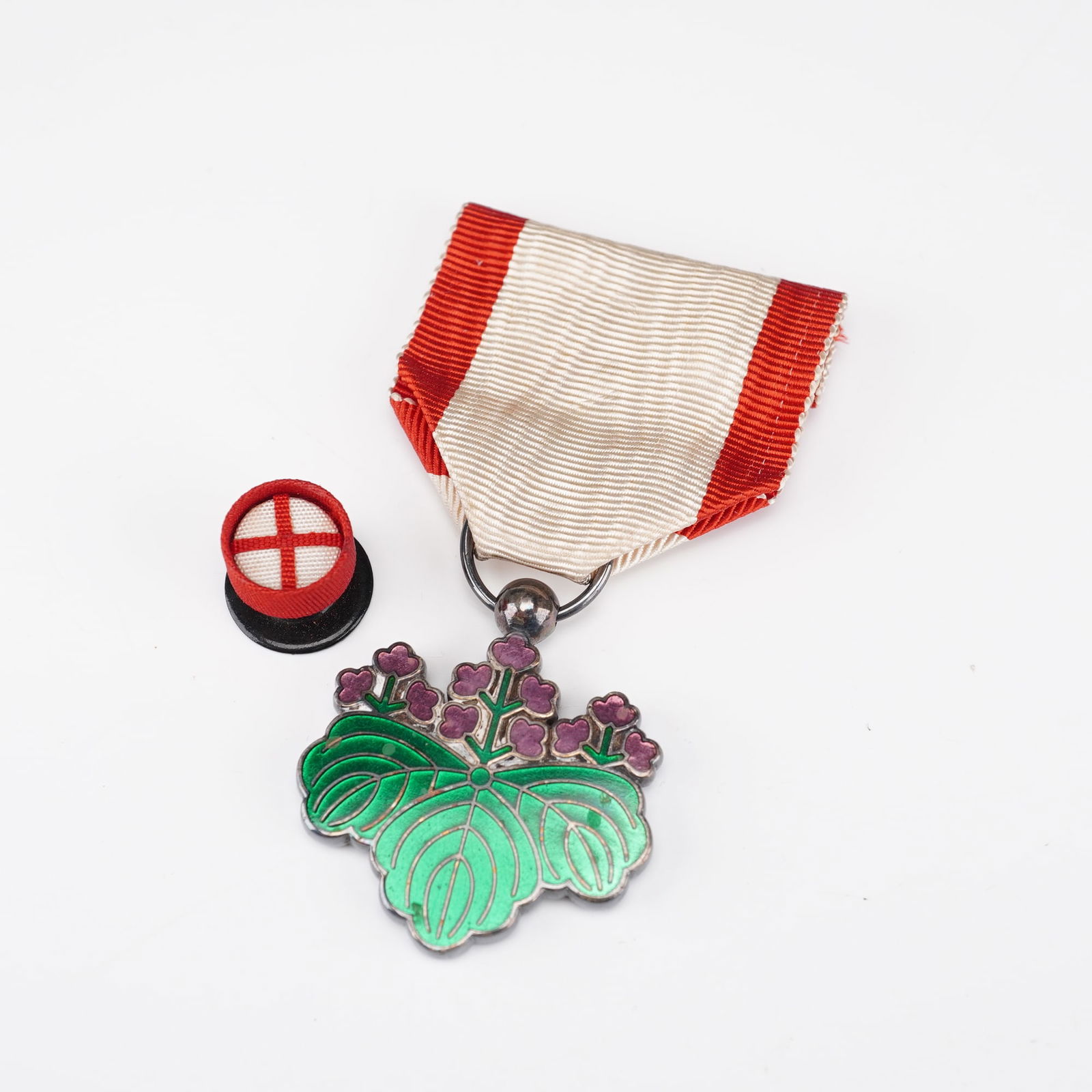 Japan Order of the Rising Sun 8th Class Medal with Case (1 of 4)
