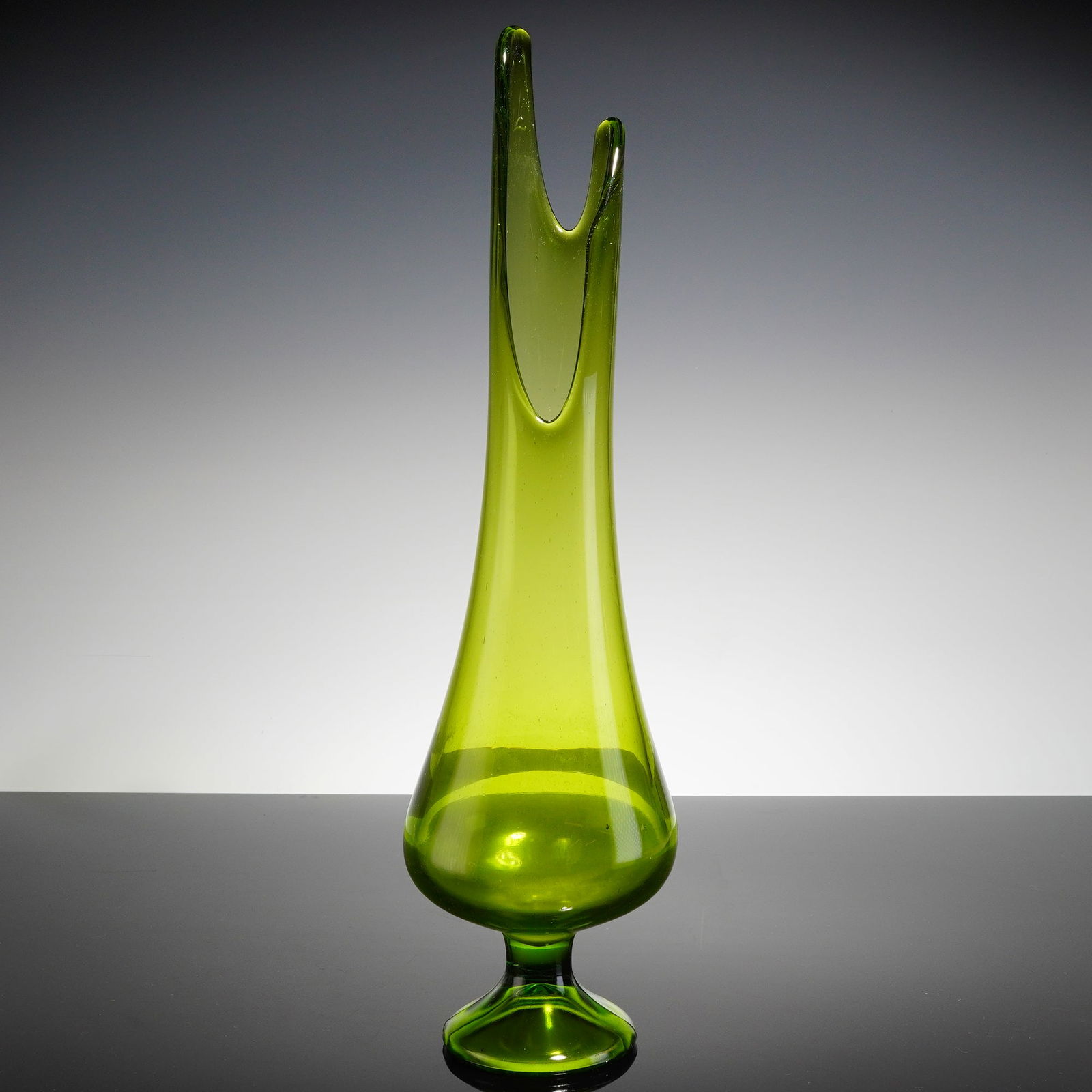 L.E. Smith Avocado Green Swung Glass Vase (1 of 4)
