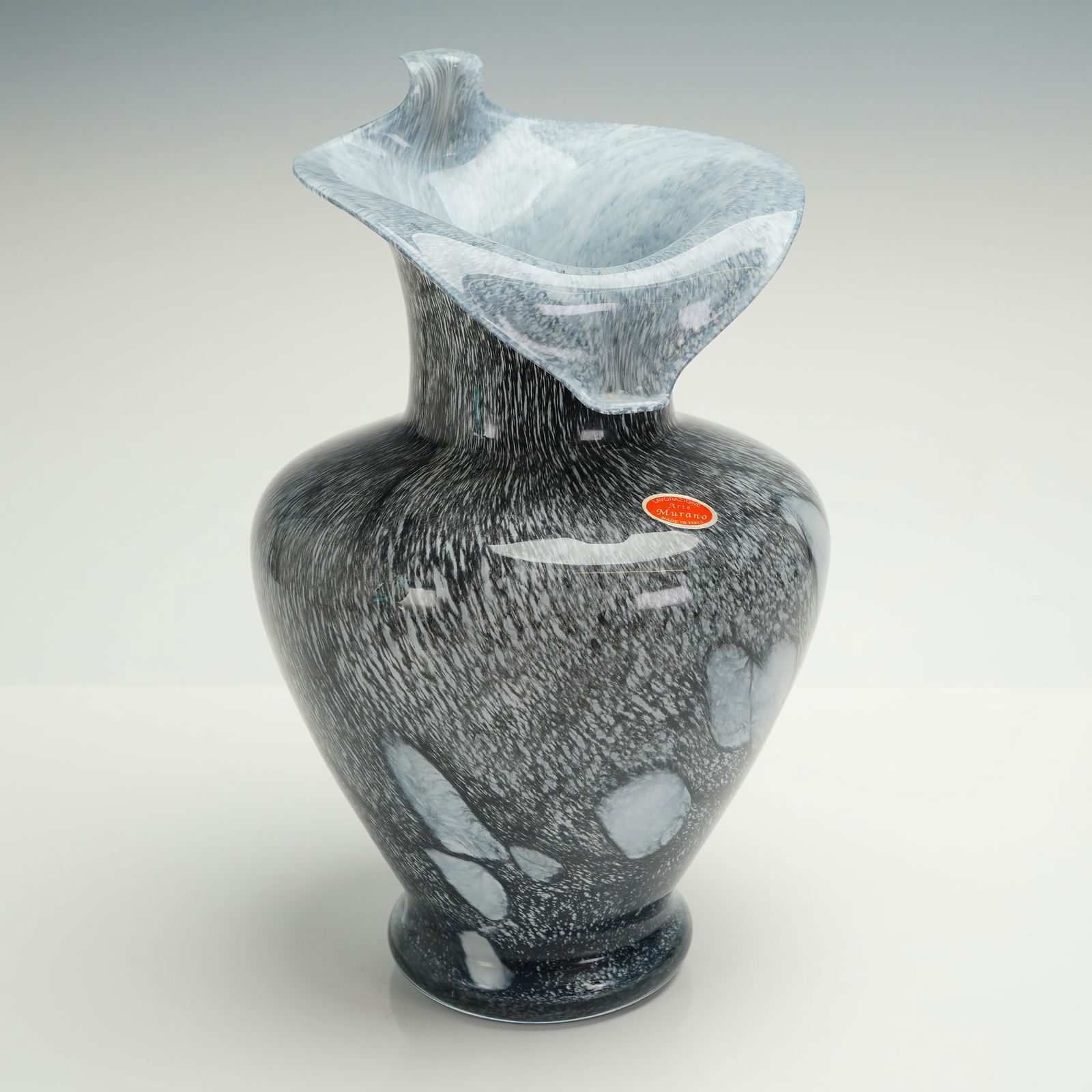 Lavorazione Murano Italian Art Glass Vase, Jack in the Pulpit: A single Italian art glass vase crafted in the Murano style. The piece is of heavy, hand-blown construction, featuring a bulbous body tapering to a narrow foot, supporting a tall, asymmetrical neck.