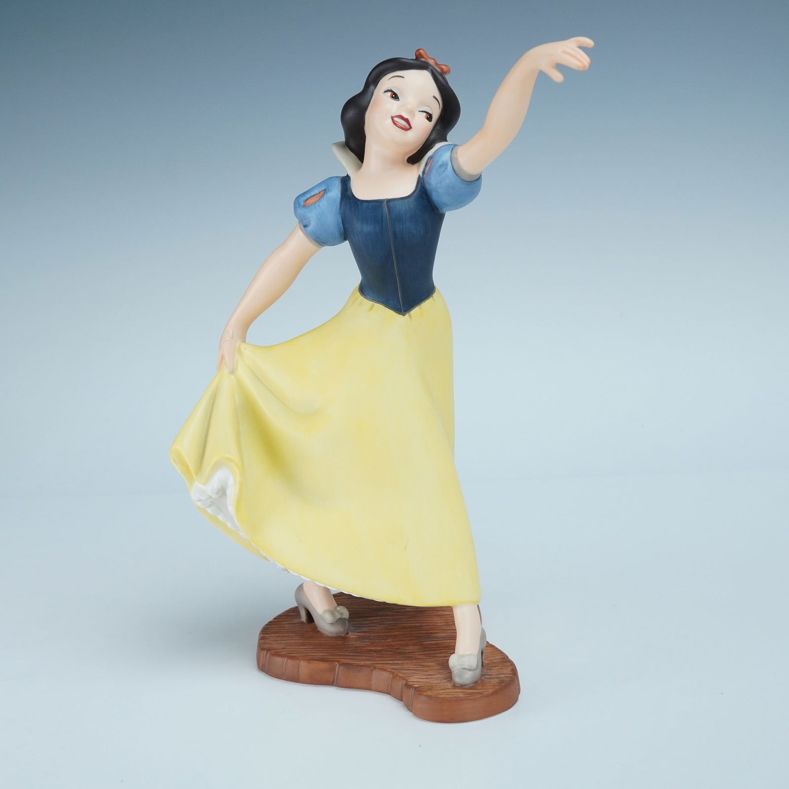 Walt Disney Classics Figurine, Snow White The Fairest One of All (1 of 3)
