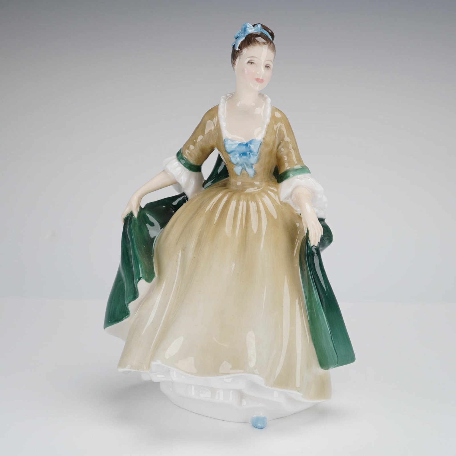 Royal Doulton Figurine Elegance HN2264 (1 of 3)