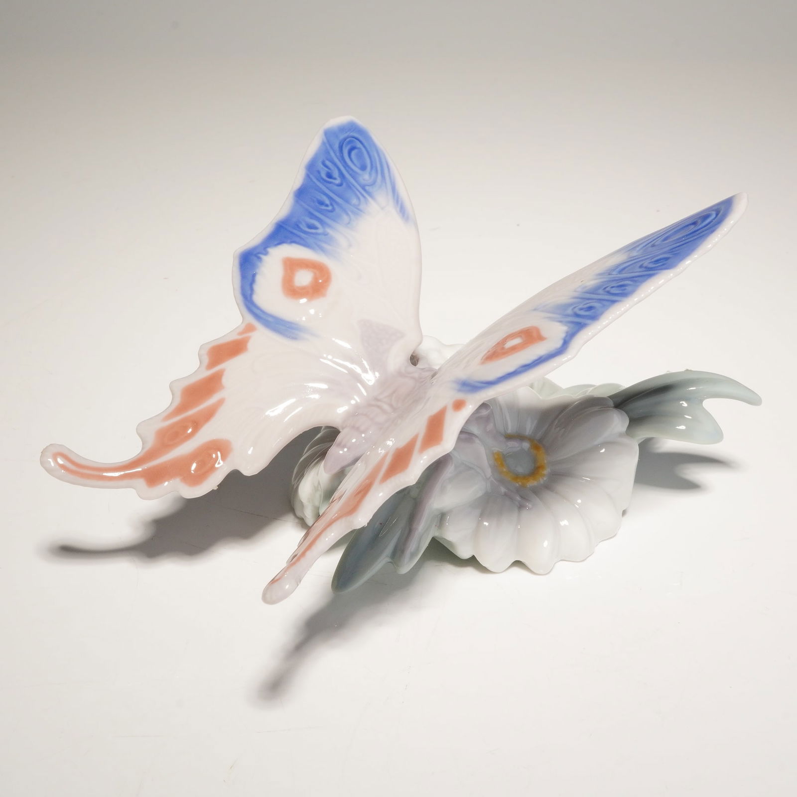 Lladro Porcelain Figurine, Graceful Landing Butterfly 01006666 (1 of 5)