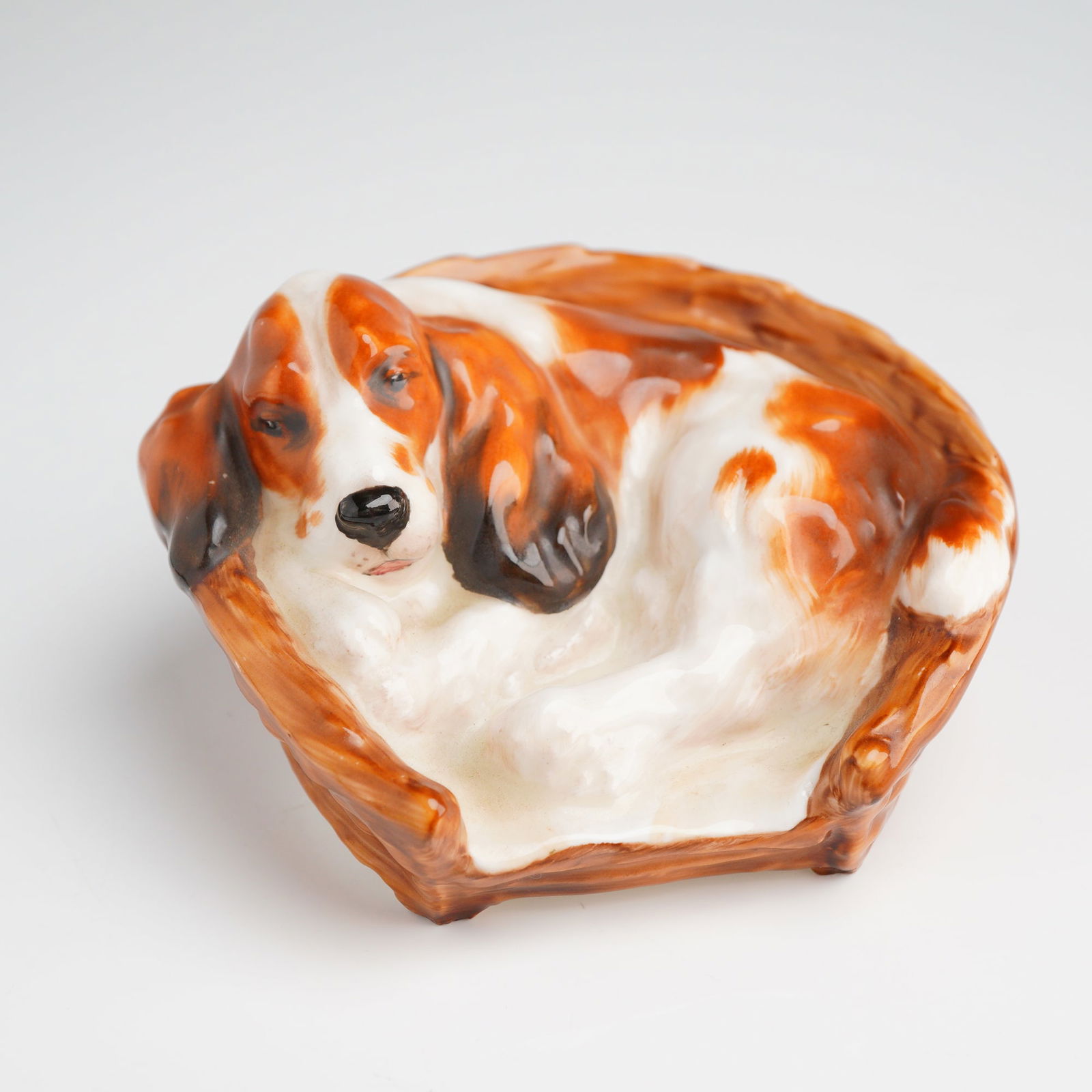 Royal Doulton Cocker Spaniel Lying in Basket Figurine Model HN 2585 (1 of 4)