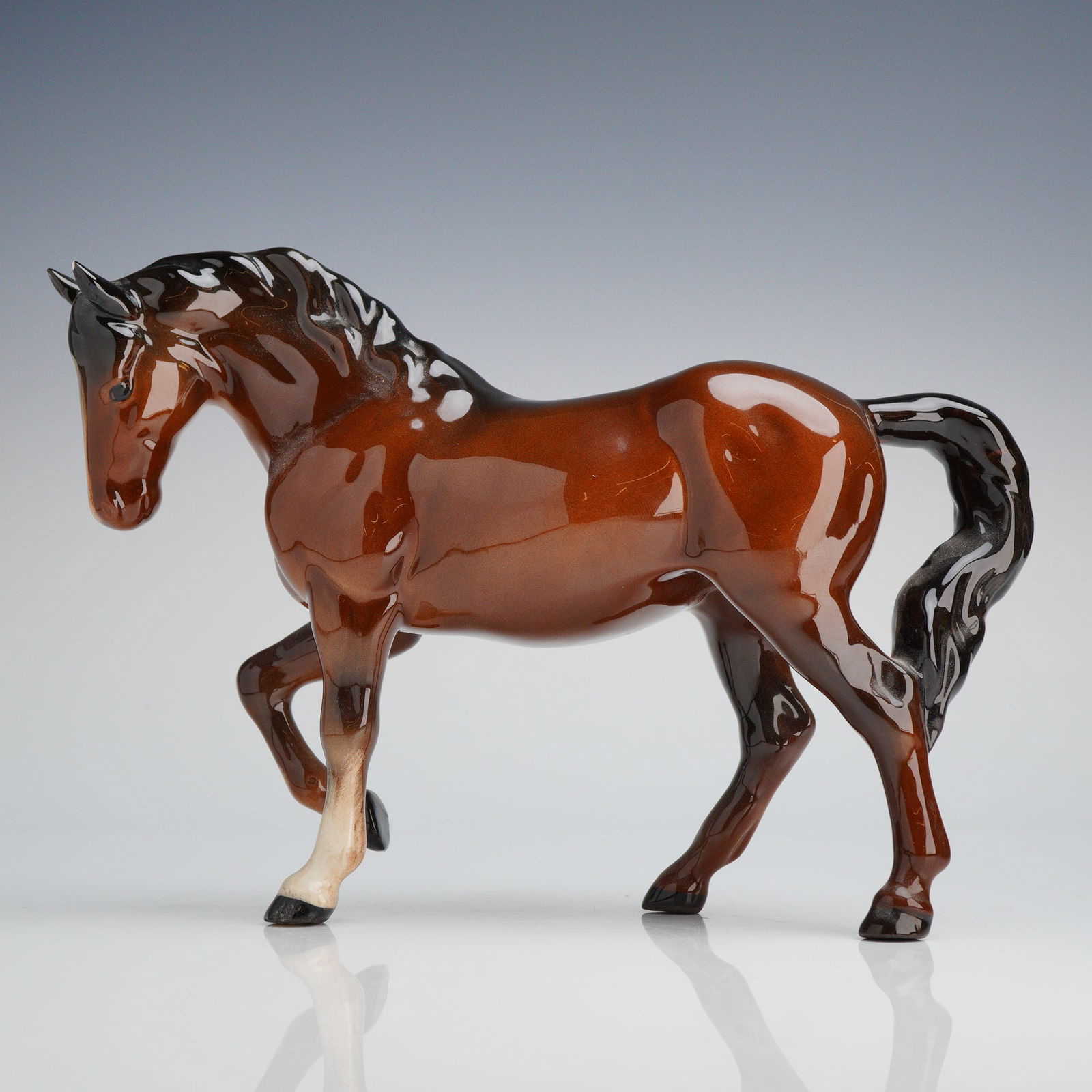 Beswick Horse Figurine, Stocky Jogging Mare (1 of 4)