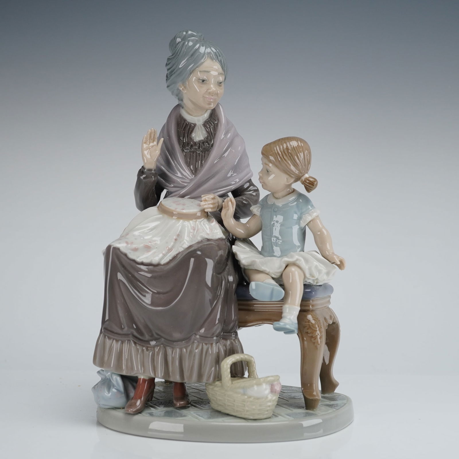 Lladro Visit with Granny Figurine 5305 (1 of 4)
