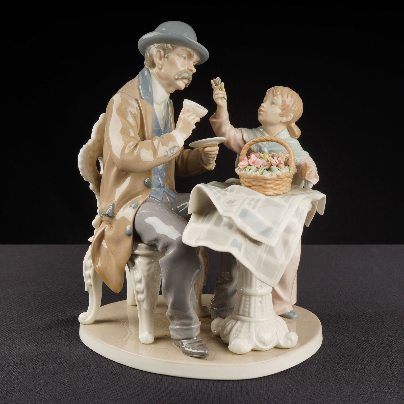 Lladro Porcelain Figurine Little Flower Seller 01005082 (1 of 5)