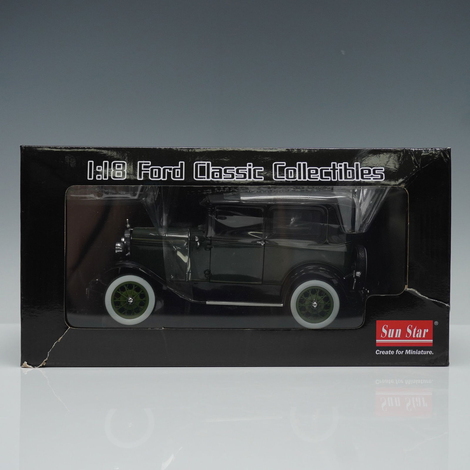 1931 Ford Model A Tudor 1:18 Scale Model, Black and Brewster Green (1 of 3)