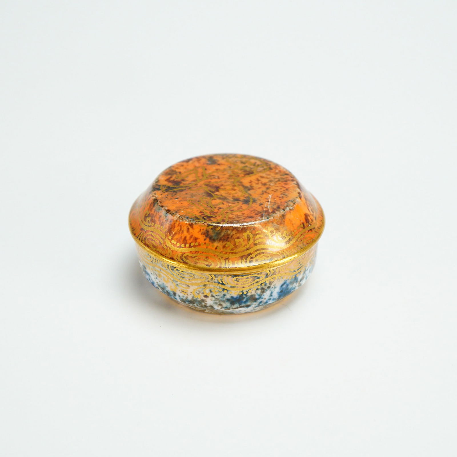 Wedgwood Fairyland Lustre Lidded Curio Box: Designed by Daisy Makeig-Jones (British, 1881-1945), this miniature round box features a gold-outlined dog on the interior of the box and on the exterior of the lid, while the interior of the lid is d