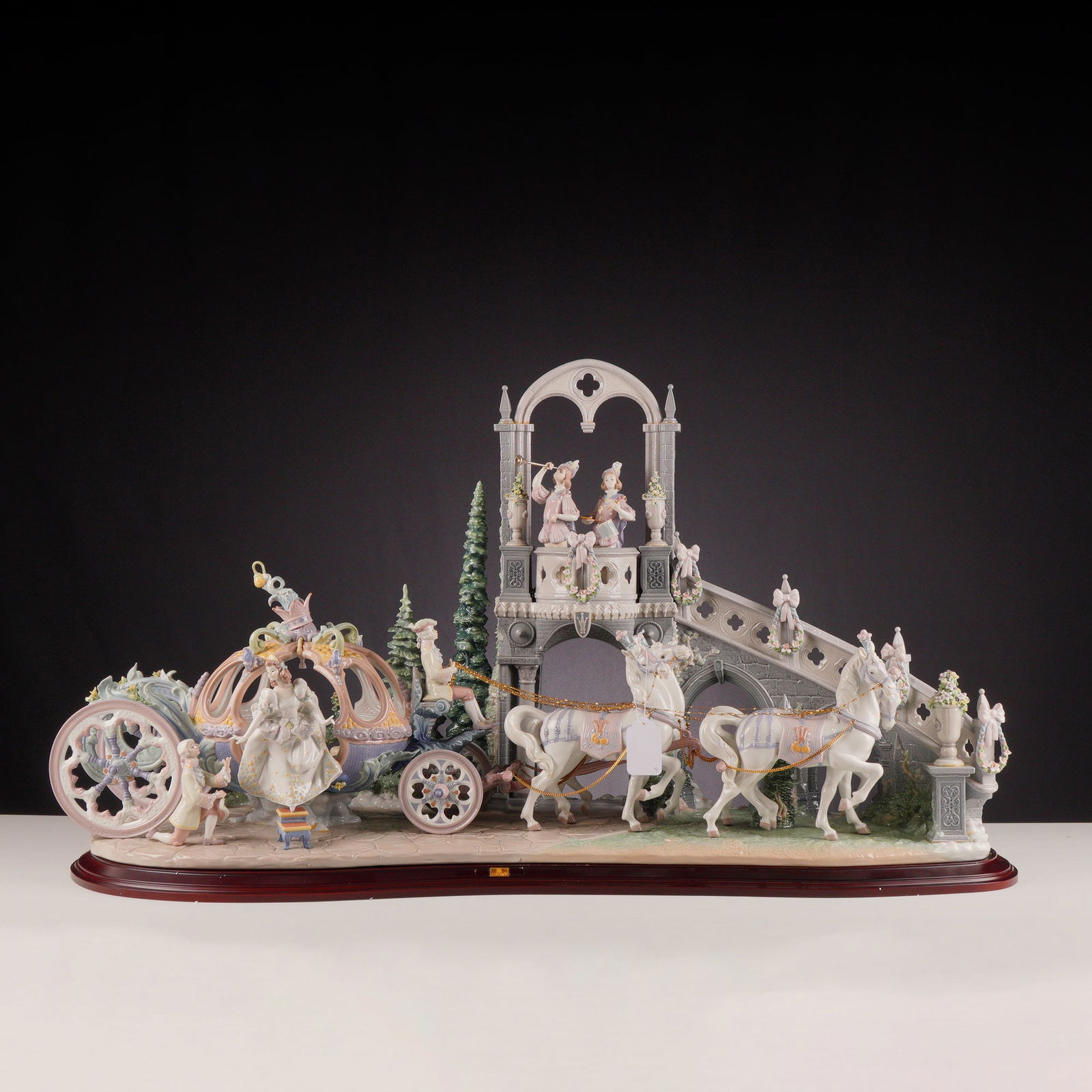 Lladro Porcelain Sculpture Cinderella's Arrival 01001785 (1 of 7)