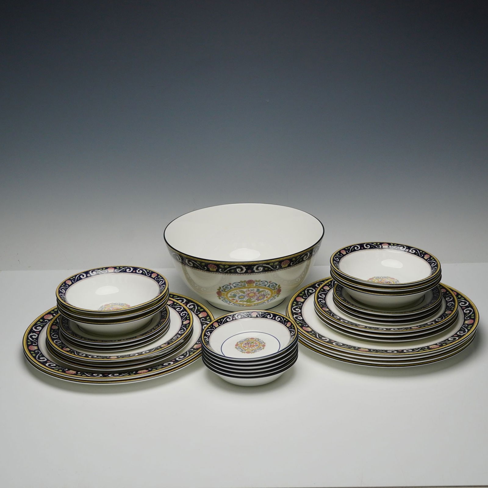31pc Wedgwood Bone China Dinnerware Runnymede Pattern W4472 (1 of 5)
