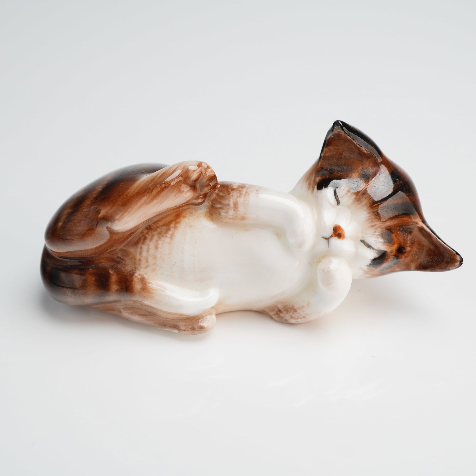Royal Doulton Bone China Character Kitten Figurine HN2579 Sleeping Cat (1 of 3)