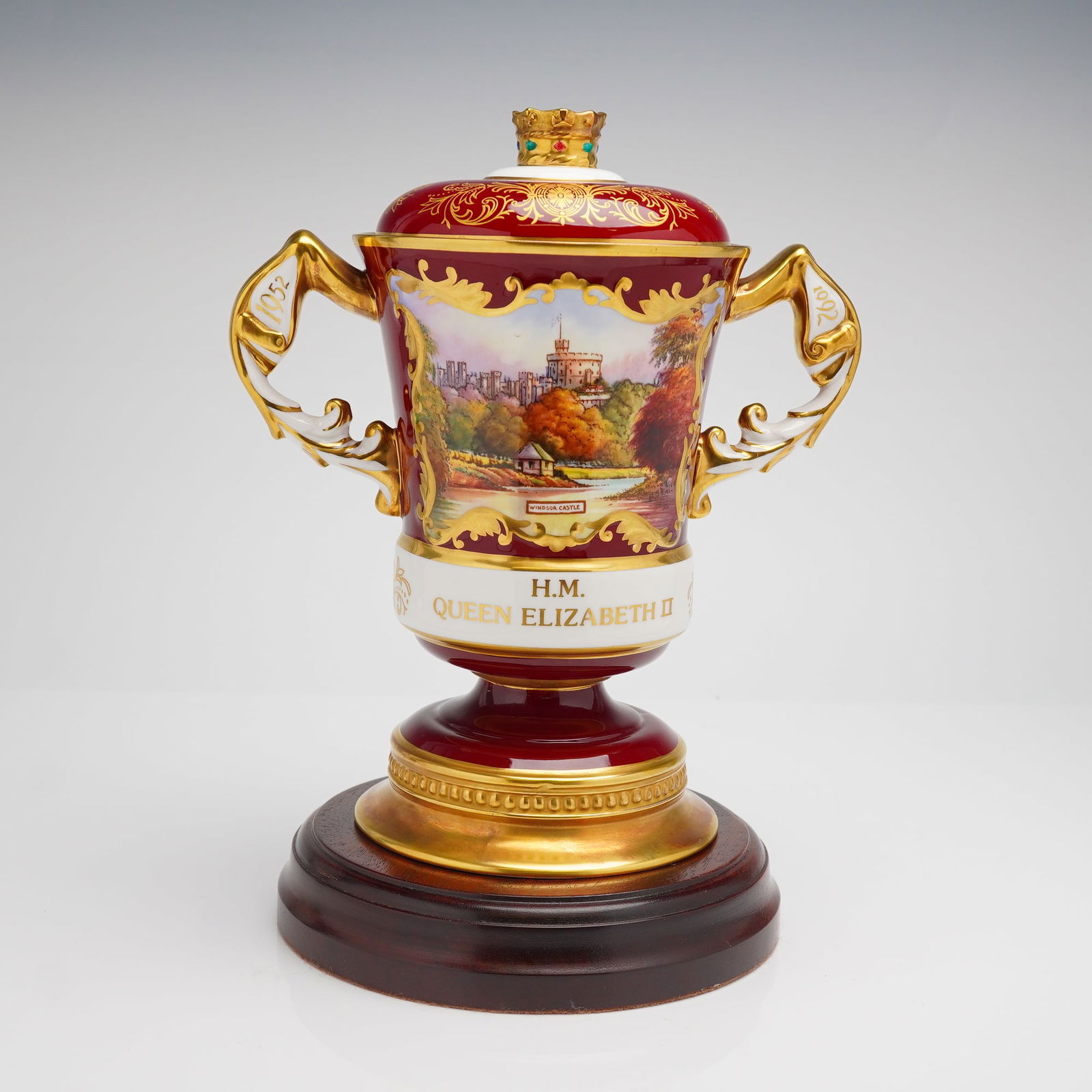 Aynsley Bone China The Windsor Castle Commemorative Loving Cup and Cover: A limited edition Aynsley bone china commemorative loving cup and cover, known as The Windsor Castle Vase. This piece was produced for the Peter Jones Collection to celebrate the 40th Anniversary of H