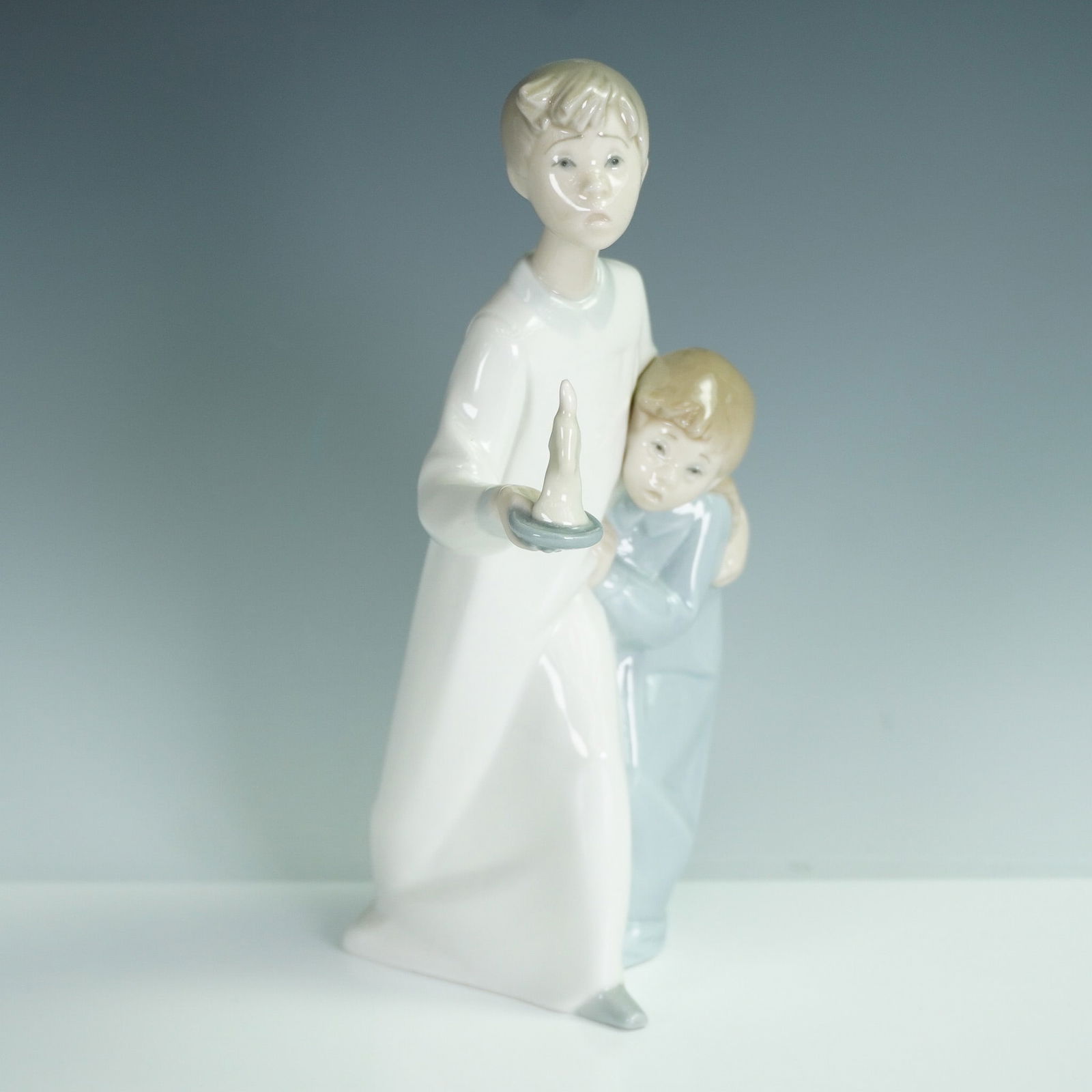Lladro Porcelain Figurine, Boy and Girl 1004874 (1 of 3)