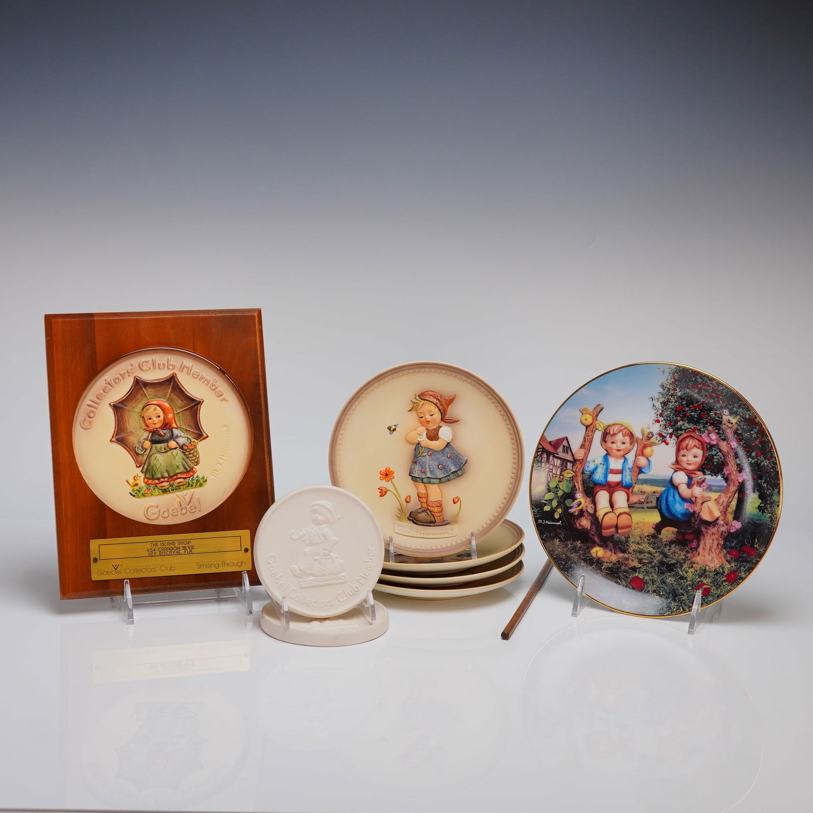 8pc Goebel M.I. Hummel Collector's Club Plates, Plaques, and Accessories (1 of 4)