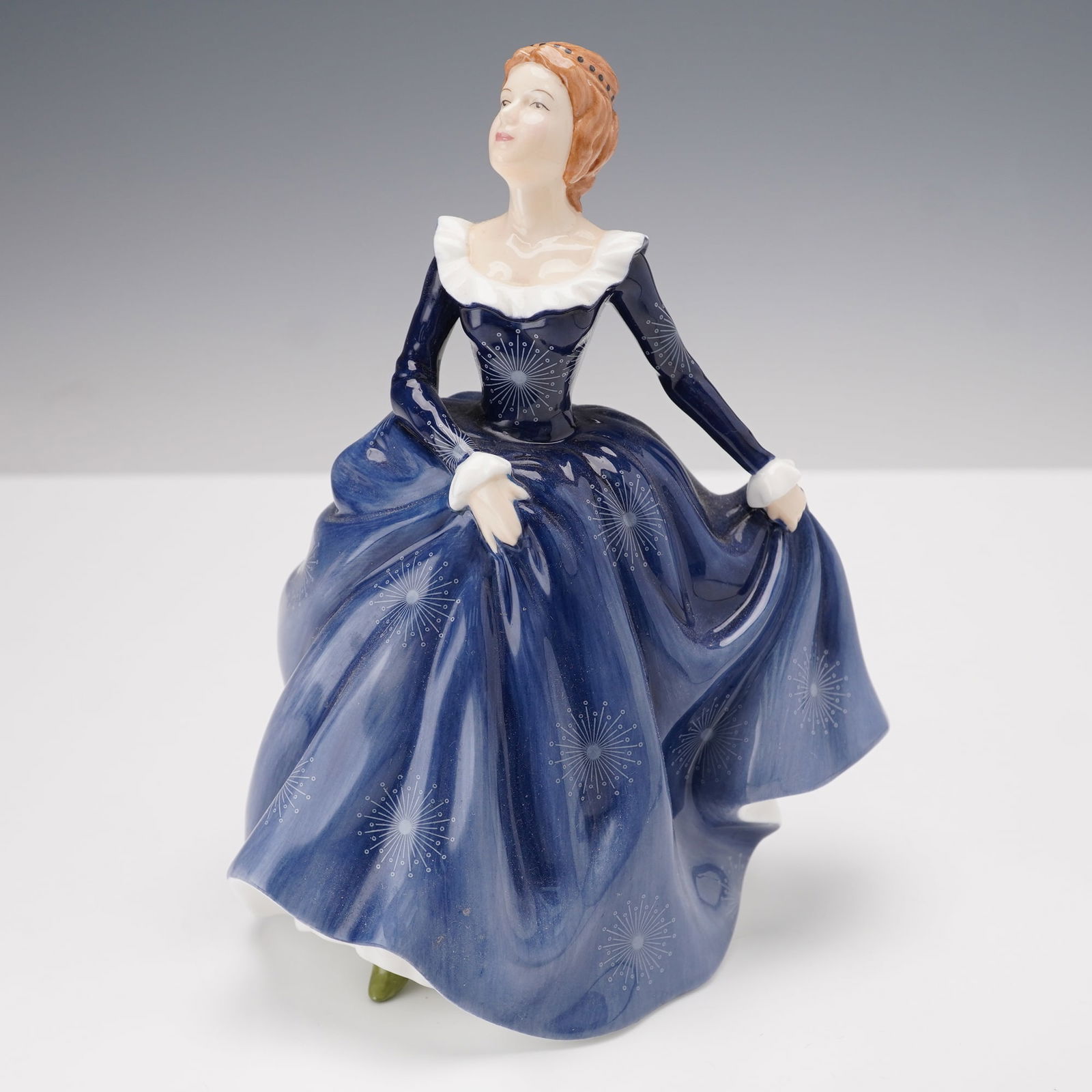 Royal Doulton Figurine, Pretty Ladies Fragrance HN4931 (1 of 4)