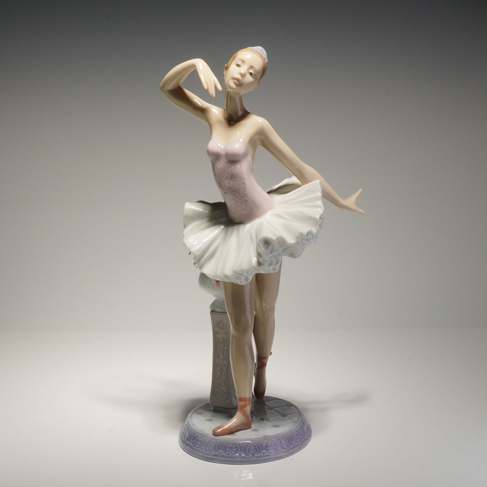 Lladro Porcelain Figurine, Stage Presence 01006323 (1 of 6)