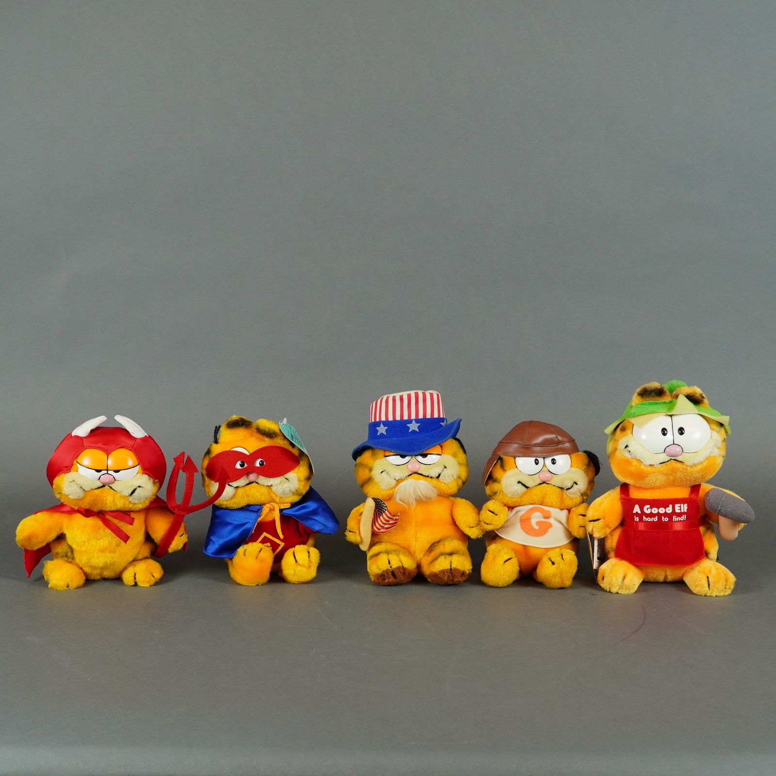 A Collection of 5 R. Dakin & Company Garfield Plush Toys (1978-1981): A collection of five (5) vintage plush stuffed toys featuring the character Garfield, manufactured by R. Dakin & Company. The lot includes costumed variants dating from the 1978 and 1981 copyright per