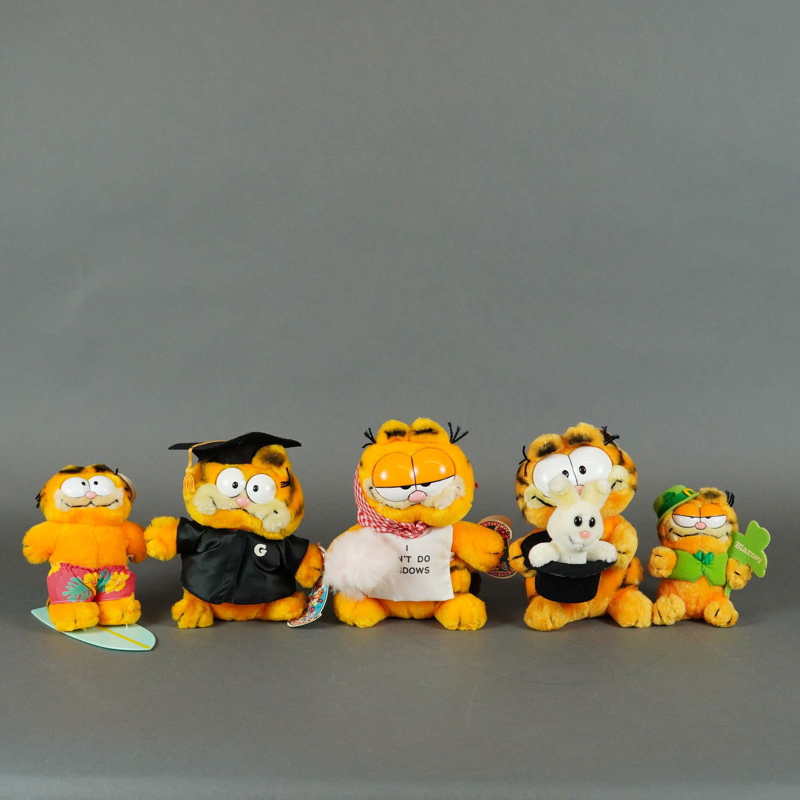5 Garfield Plush Toy Collection, R. Dakin 1978/81: A collection of five (5) vintage Garfield plush toys manufactured by R. Dakin & Company, featuring 1978 and 1981 copyrights. This 5pc set includes key themed figures recognized by collectors: Graduati