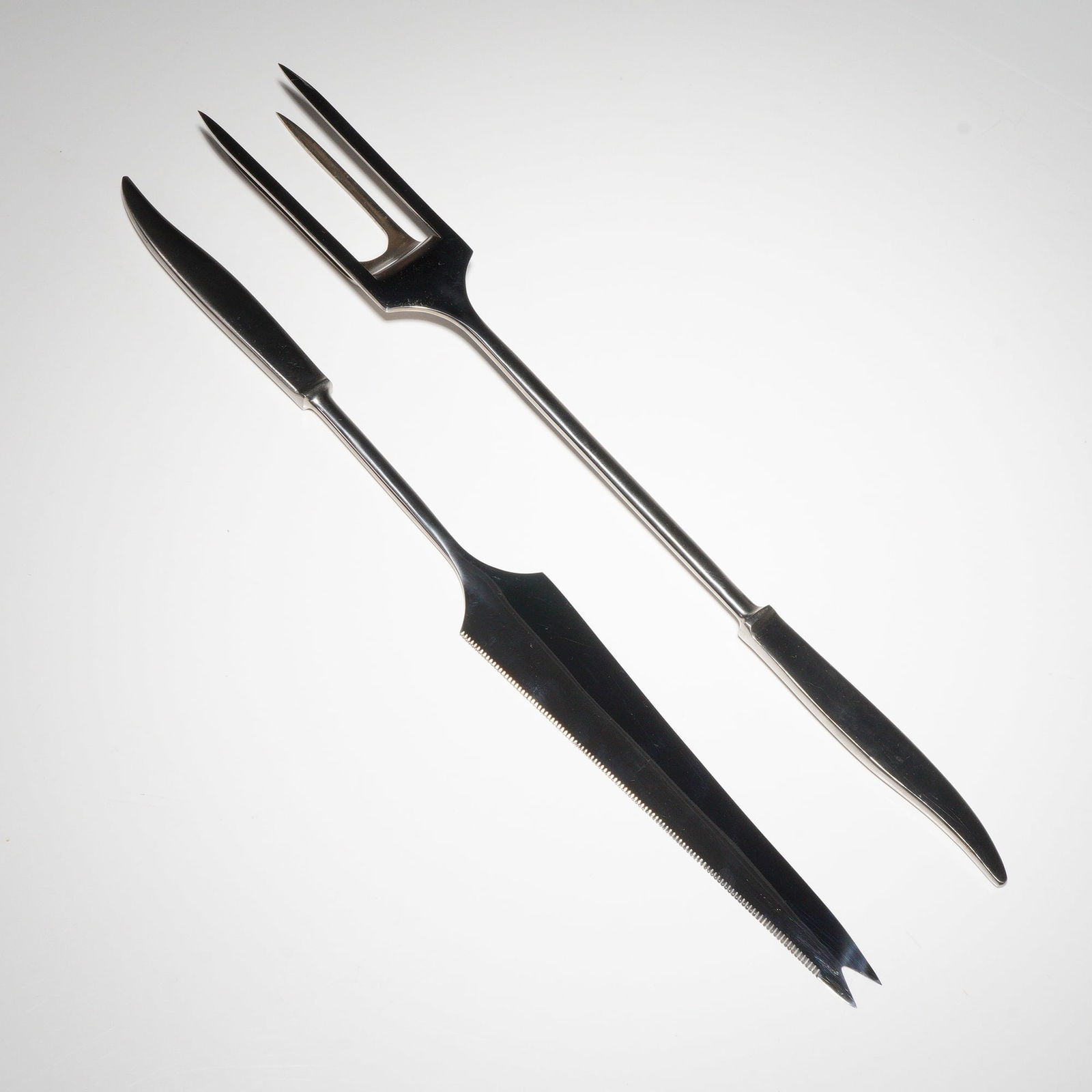 Latama Italy Stainless Steel Carving Set: Offered is a two piece carving set marked Latama Italy, comprising a carving knife with a smooth cutting edge on one side and a micro serrated edge on the other, together with a matching long handled