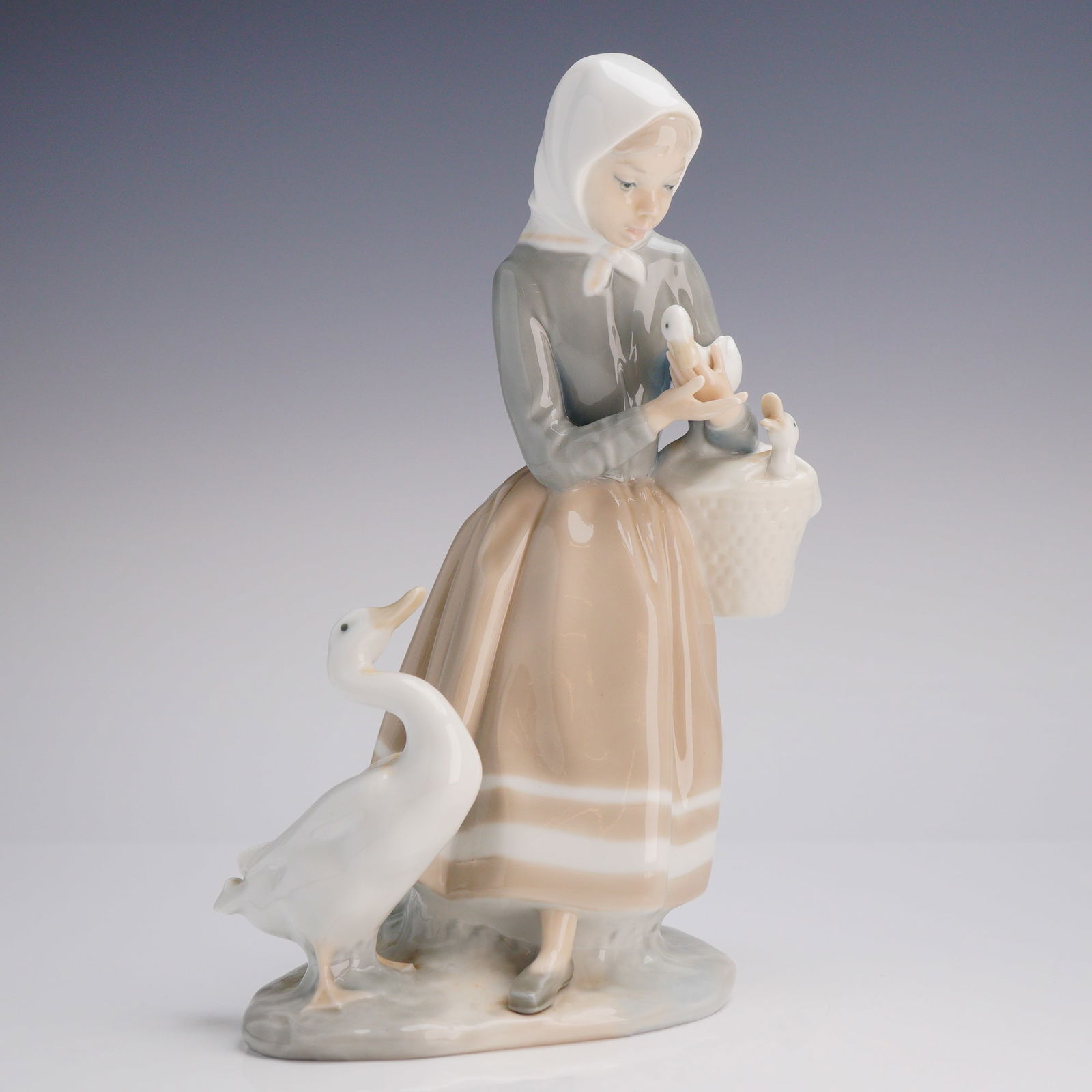 Lladro Porcelain Figurine, Shepherdess with Ducks 1004568 (1 of 4)
